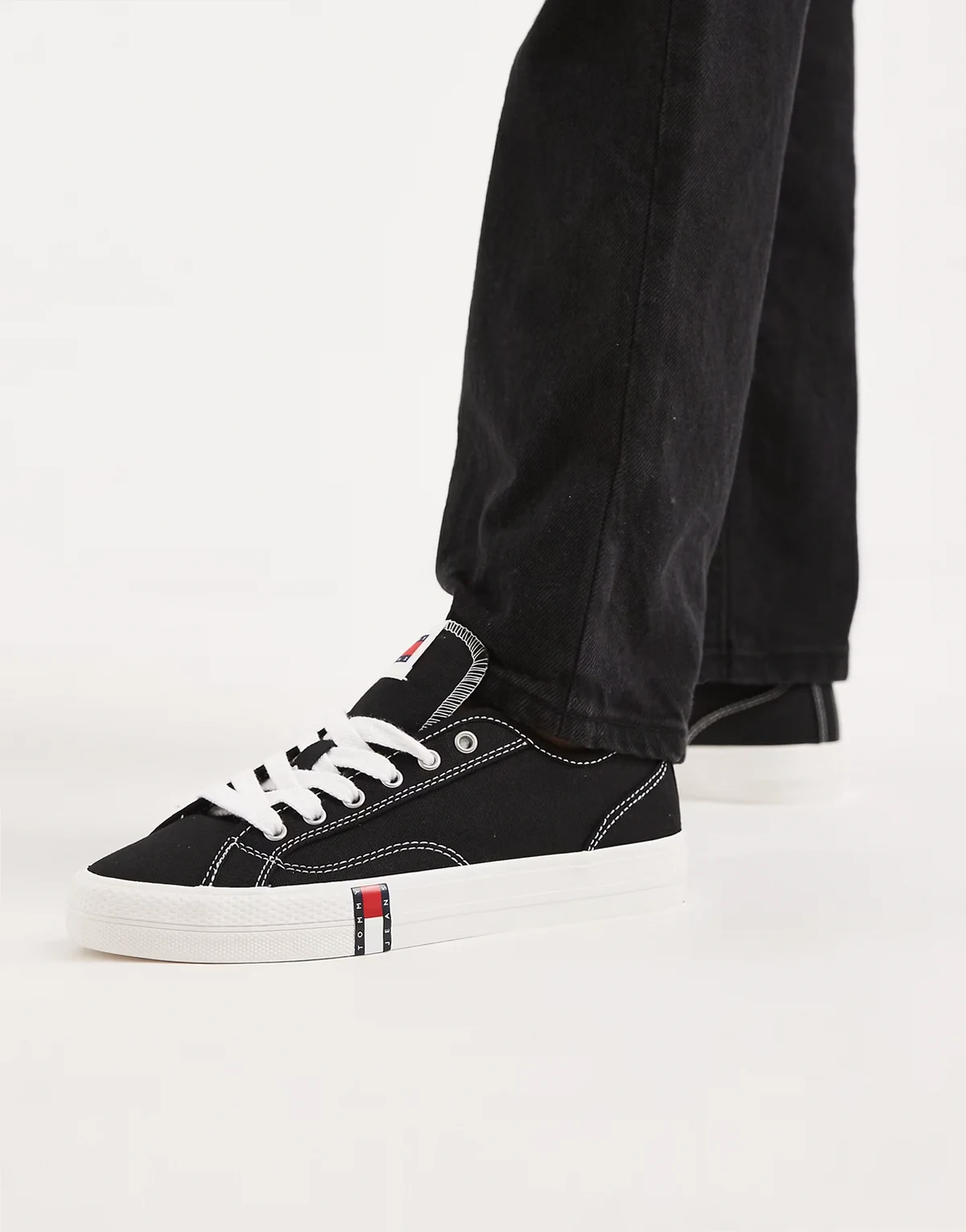 – Archive – Canvas-Sneaker in Schwarz im Y2K-Stil