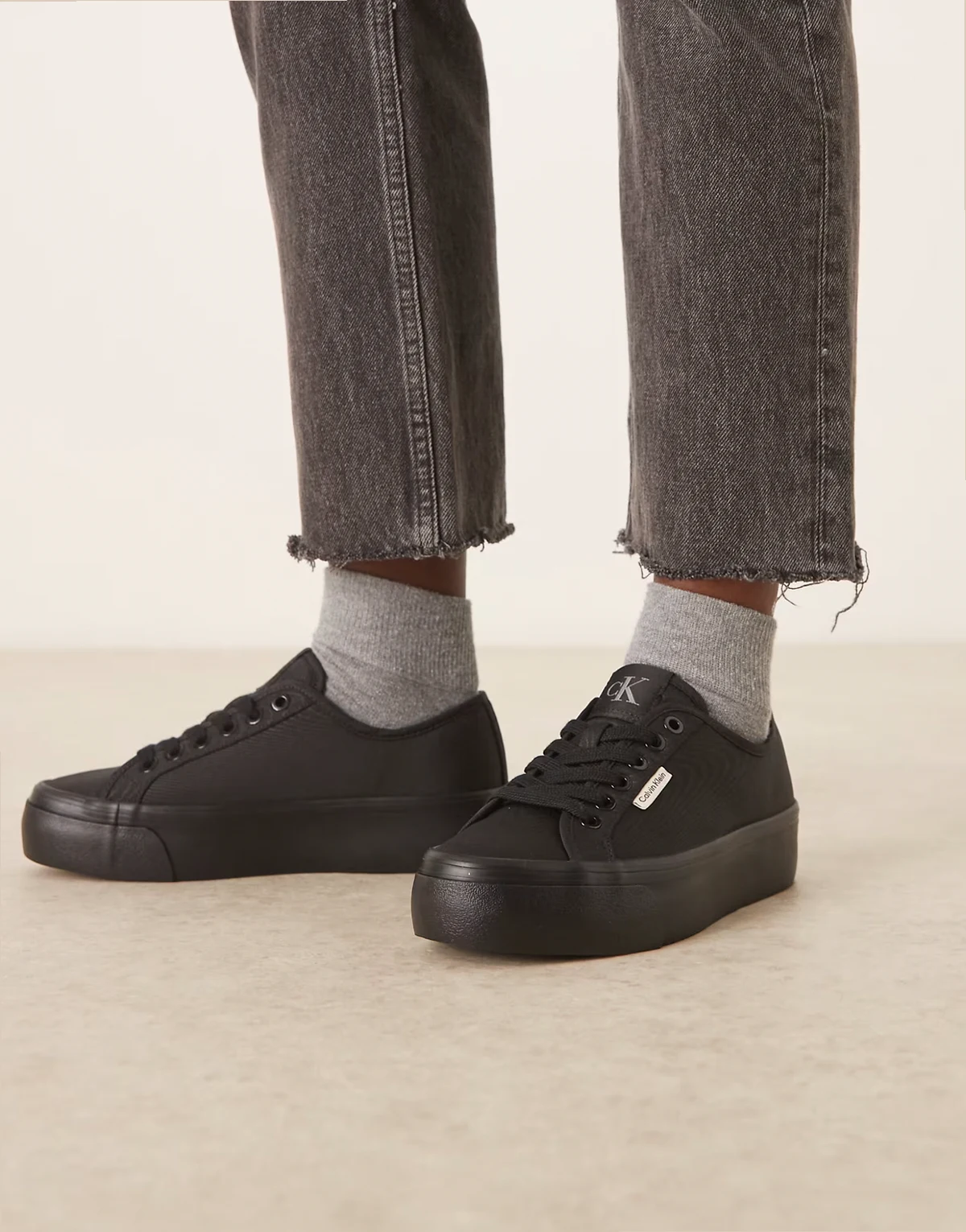 – Sneaker zum Schnüren in Schwarz mit flacher Plateausohle