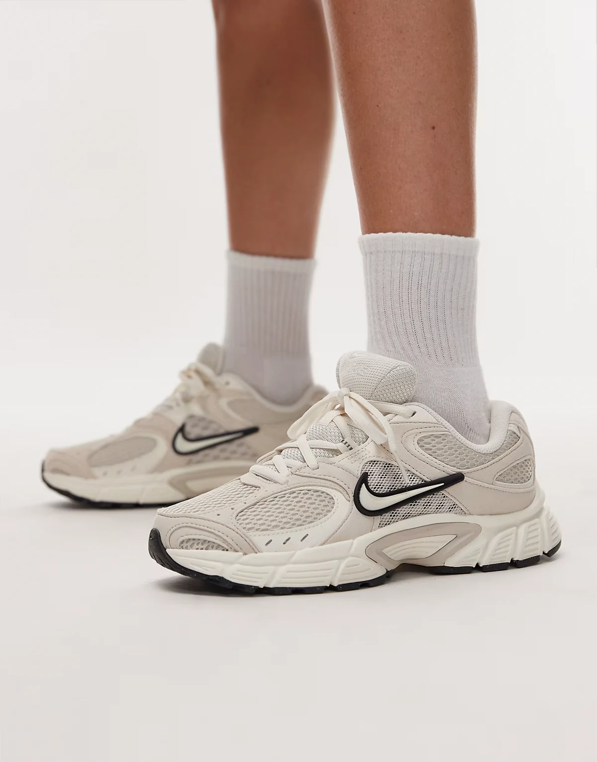 V5 RNR sneakers in beige
