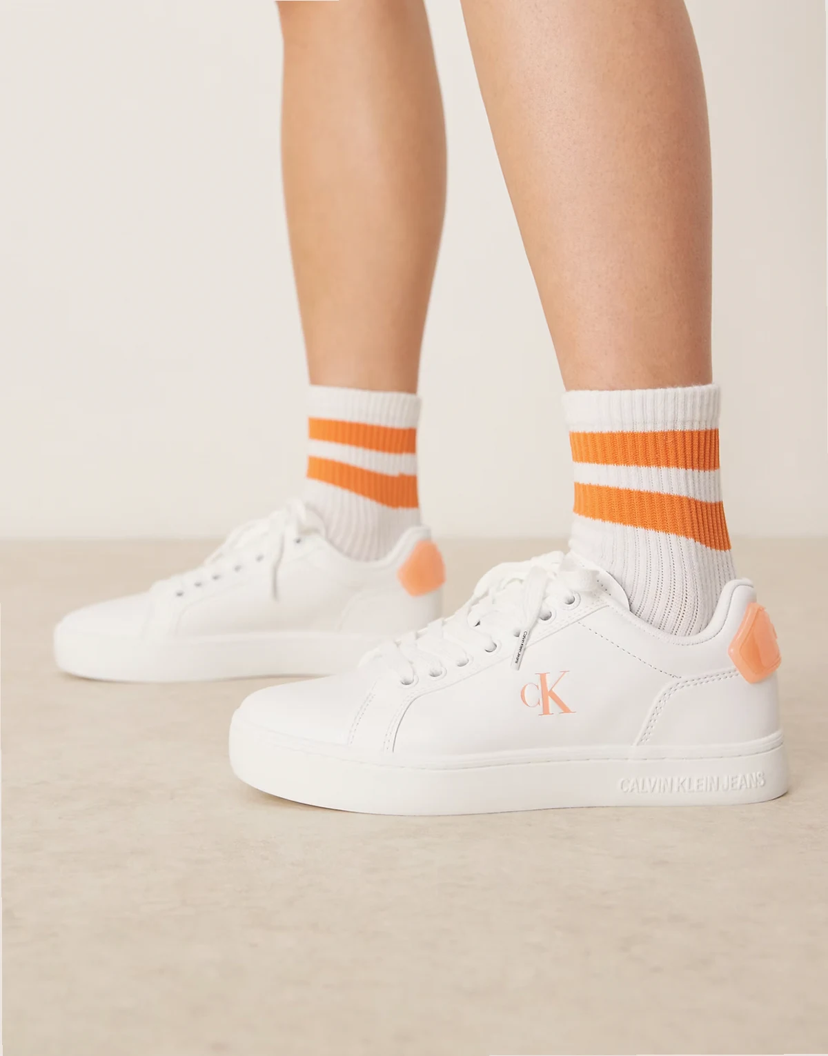 – Klassische Cupsole-Sneaker in Weiß und Orange