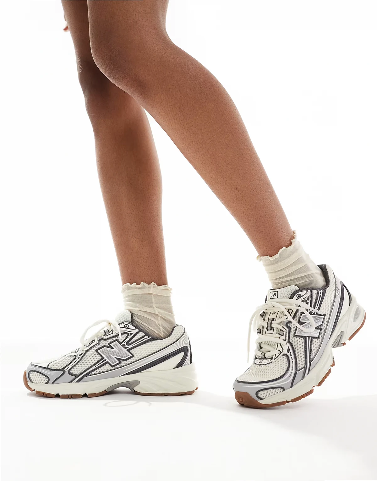 – 740 – Sneaker in Beige und Grau, exklusiv bei ASOS