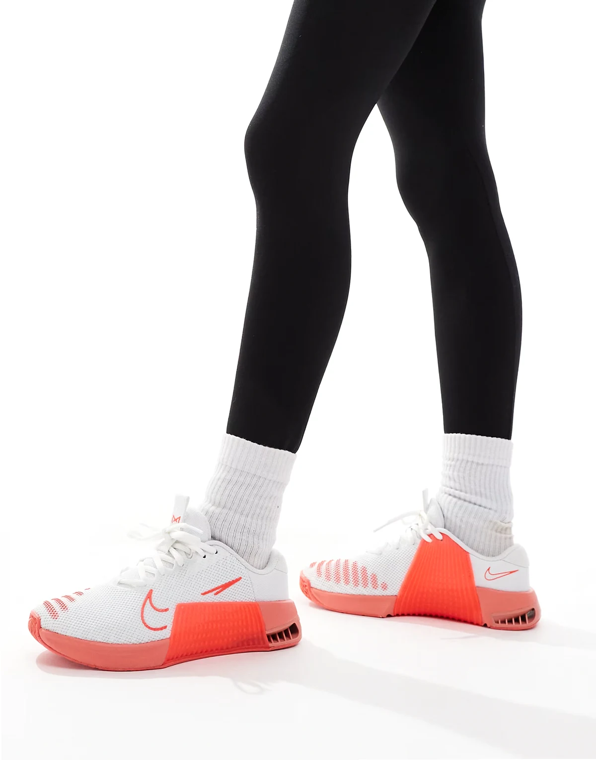 Metcon 9 sneakers in white and pink