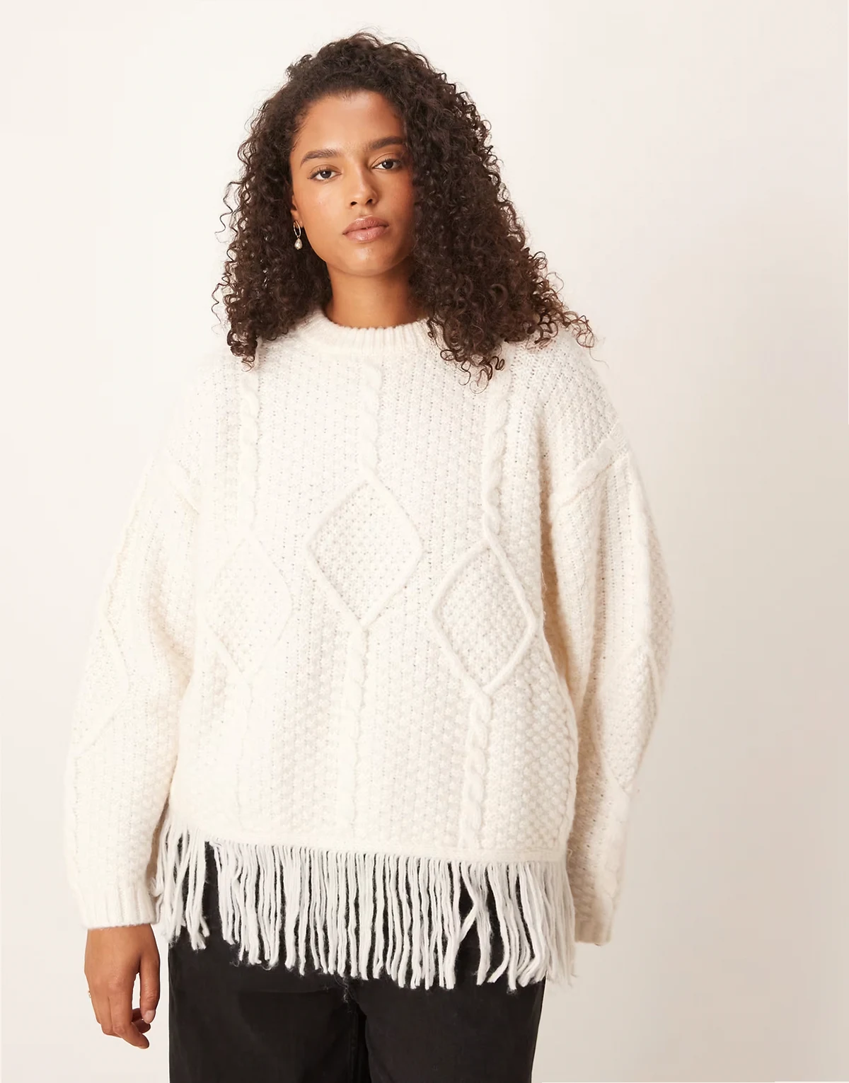 ASOS DESIGN Curve – Kremowy sweter z okrągłym dekoltem z dzianiny o warkoczowym splocie z frędzlami