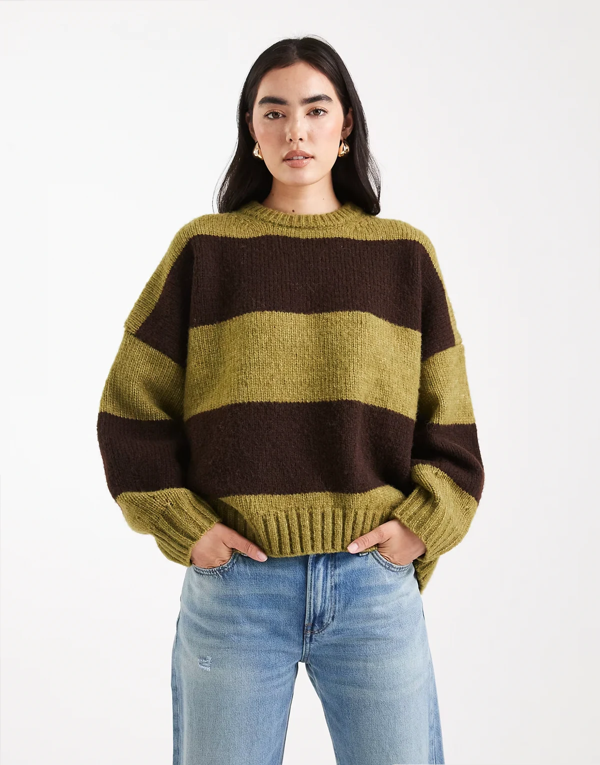 – Oliwkowo-czekoladowy sweter oversize z okrągłym dekoltem w paski