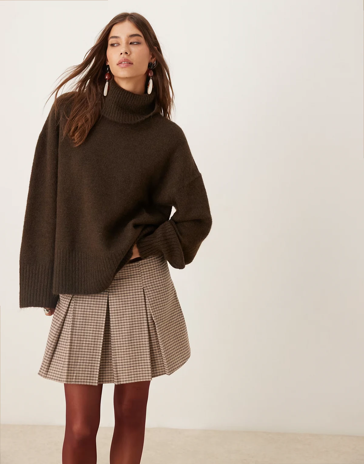 – Hochgeschlossener, langärmliger Strickpullover aus Wolle und Alpakawolle in Dunkelbraun