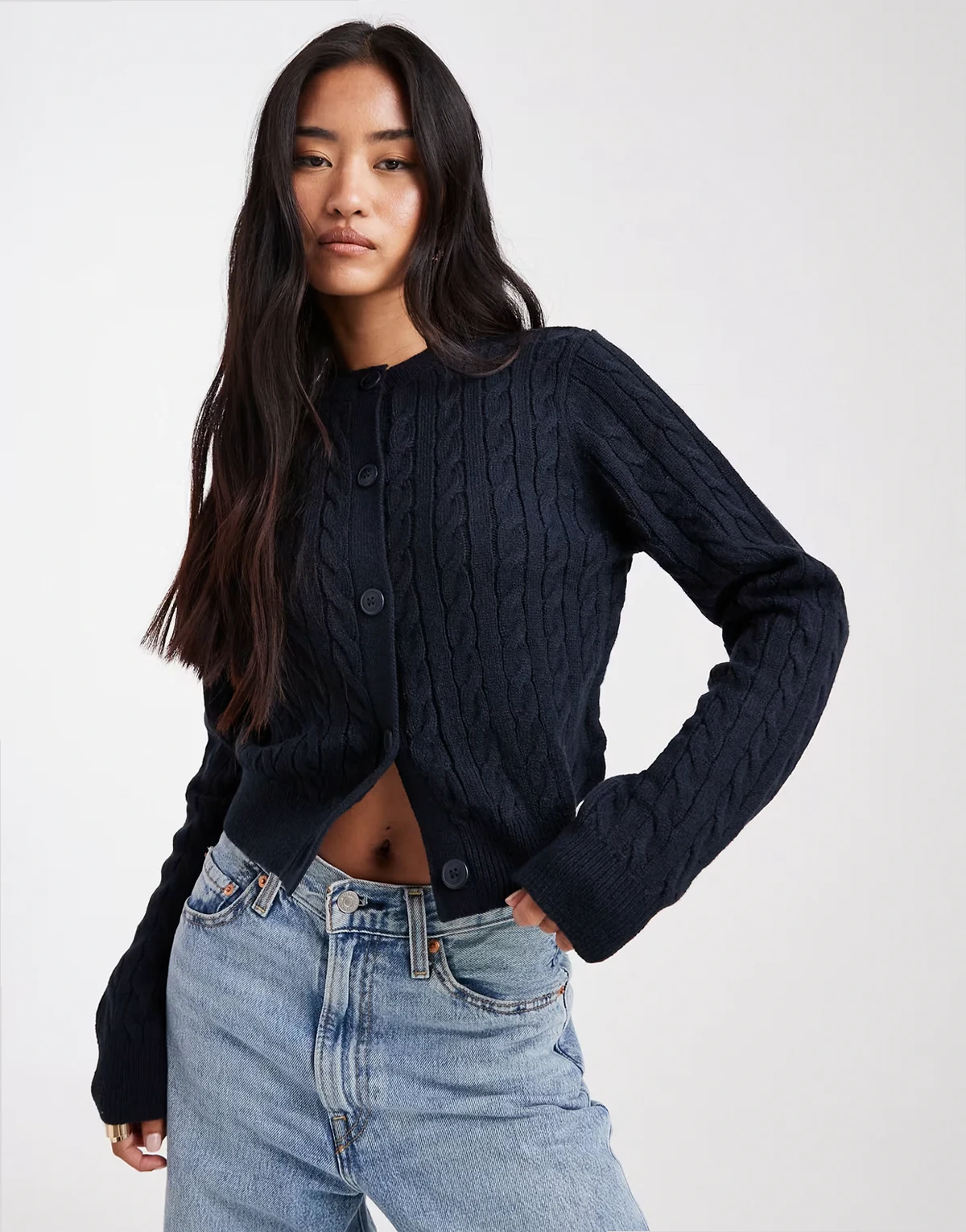 – Strickjacke in Marineblau mit Rundhalsausschnitt und Zopfmuster