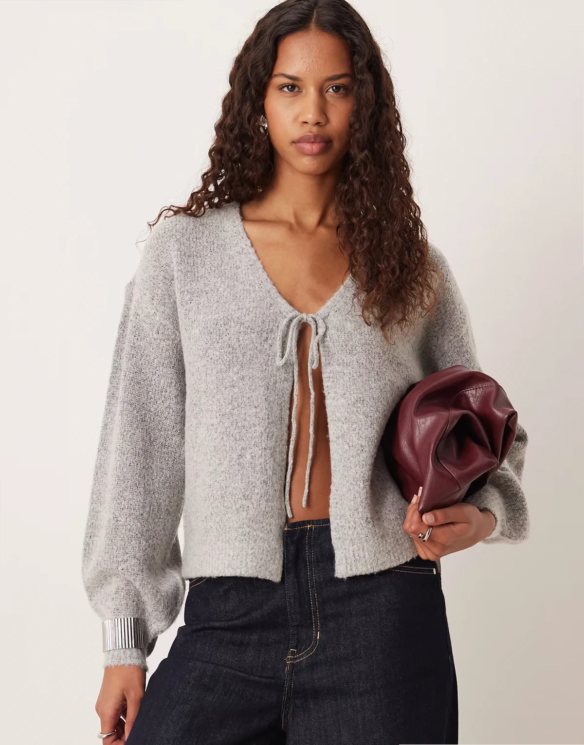 – Strickjacke in meliertem Mittelgrau mit Bindeband vorne