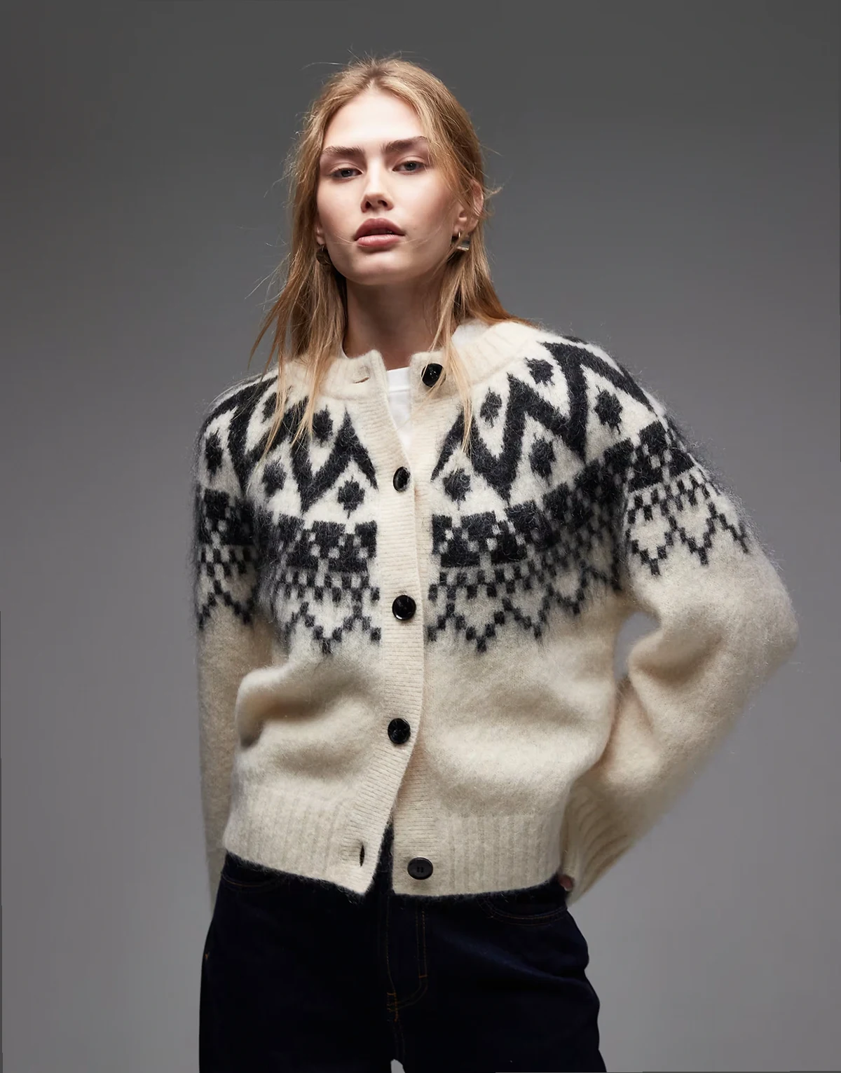 – Flauschige Strickjacke aus Mohair-Wollmischgarn in Weiß mit Jacquard-Zickzackmuster im Fair-Isle-Stil