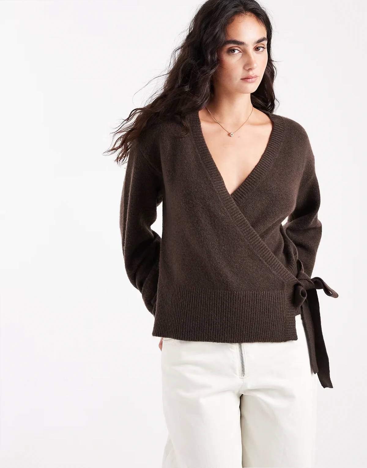 – Strickpullover in Schokobraun mit seitlichem Bindedetail