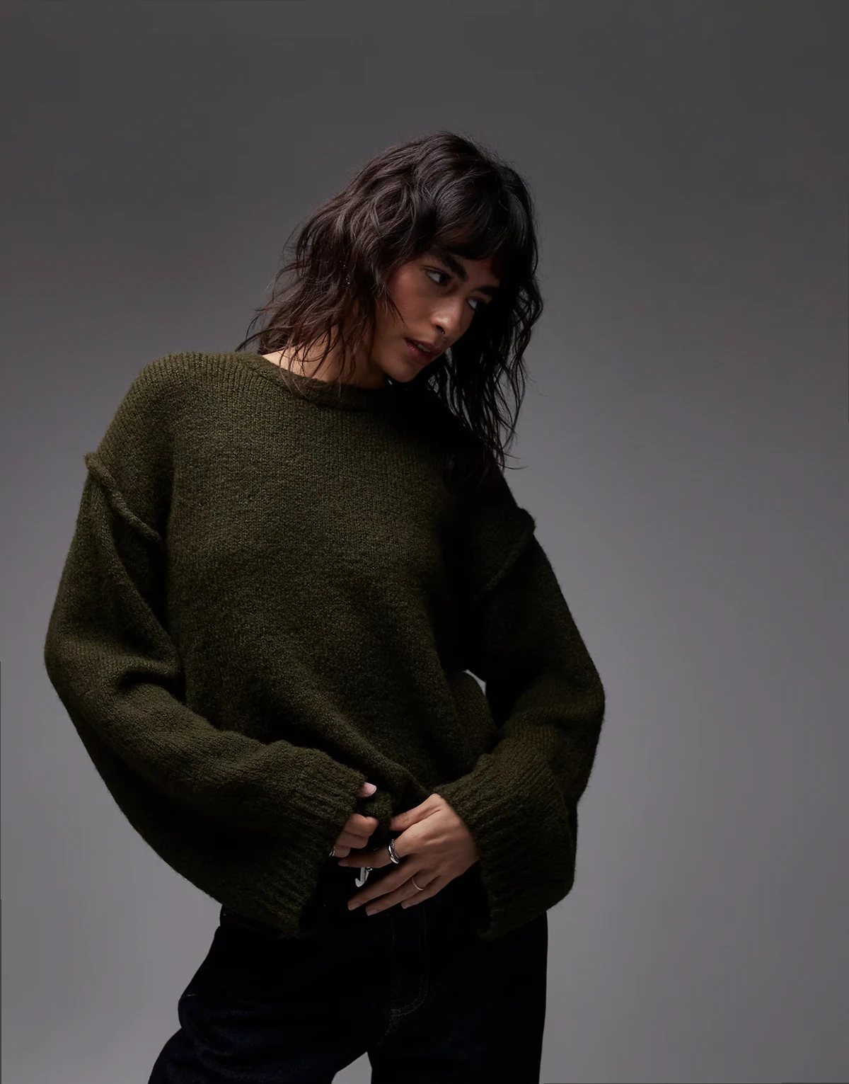 – Sweter z dzianiny z domieszką wełny z ozdobnymi szwami w kolorze khaki