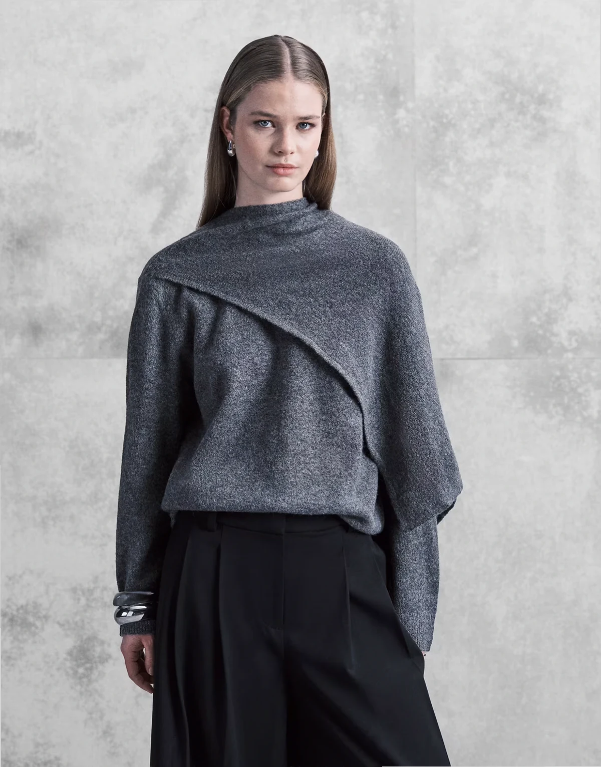 – Ciemnoszary dzianinowy sweter z szalem