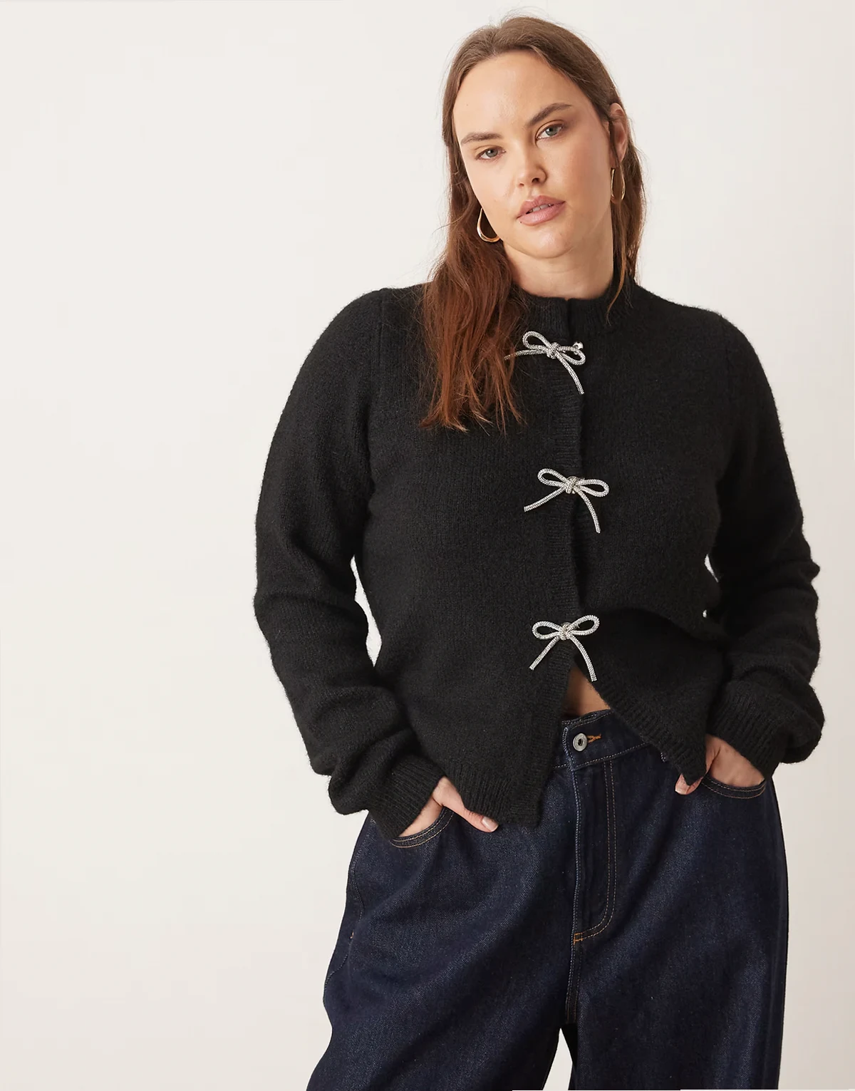 ASOS DESIGN Curve – Czarny kardigan z ozdobnymi kokardkami z kryształkami z przodu