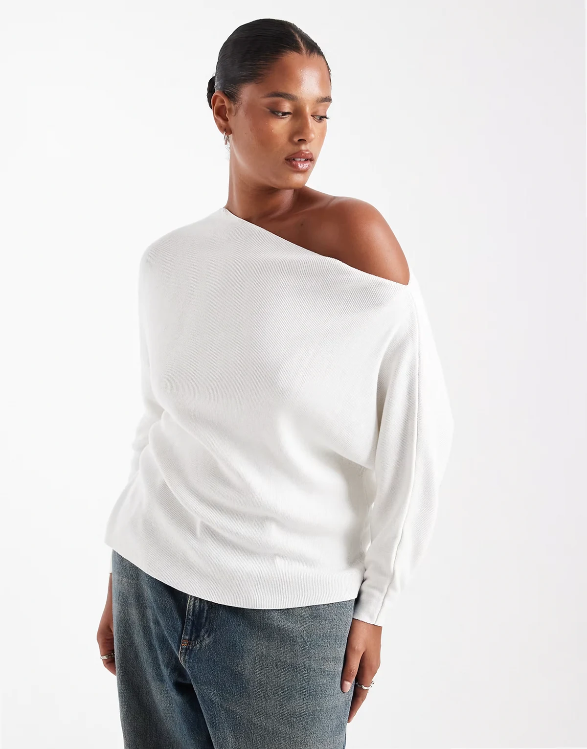 ASOS DESIGN Curve – Prążkowany dzianinowy top z asymetrycznym odsłoniętym ramieniem w kremowym kolorze