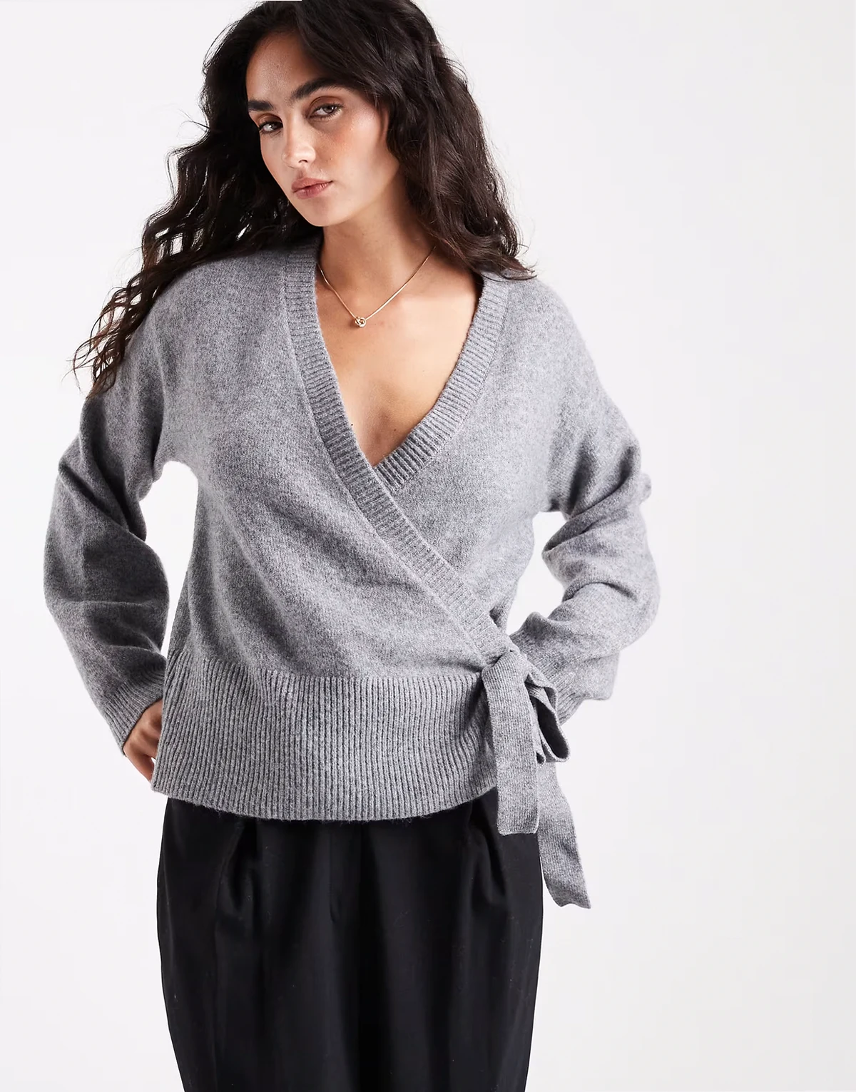 – Strickpullover in meliertem Mittelgrau mit seitlichem Bindedetail