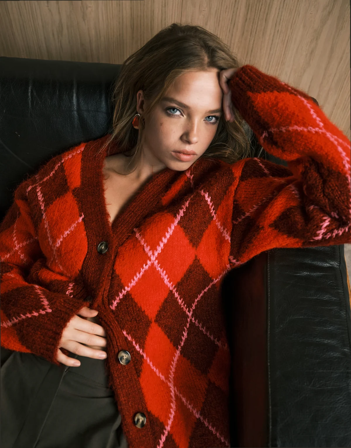 – Szczotkowany czerwony kardigan o fasonie boyfriend w romby