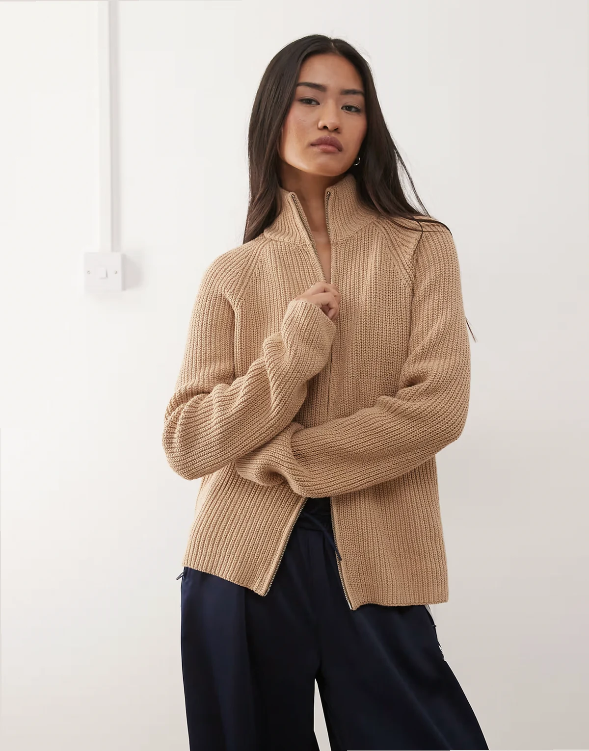 – Gerippte Strickjacke in Beige mit Zwei-Wege-Reißverschluss