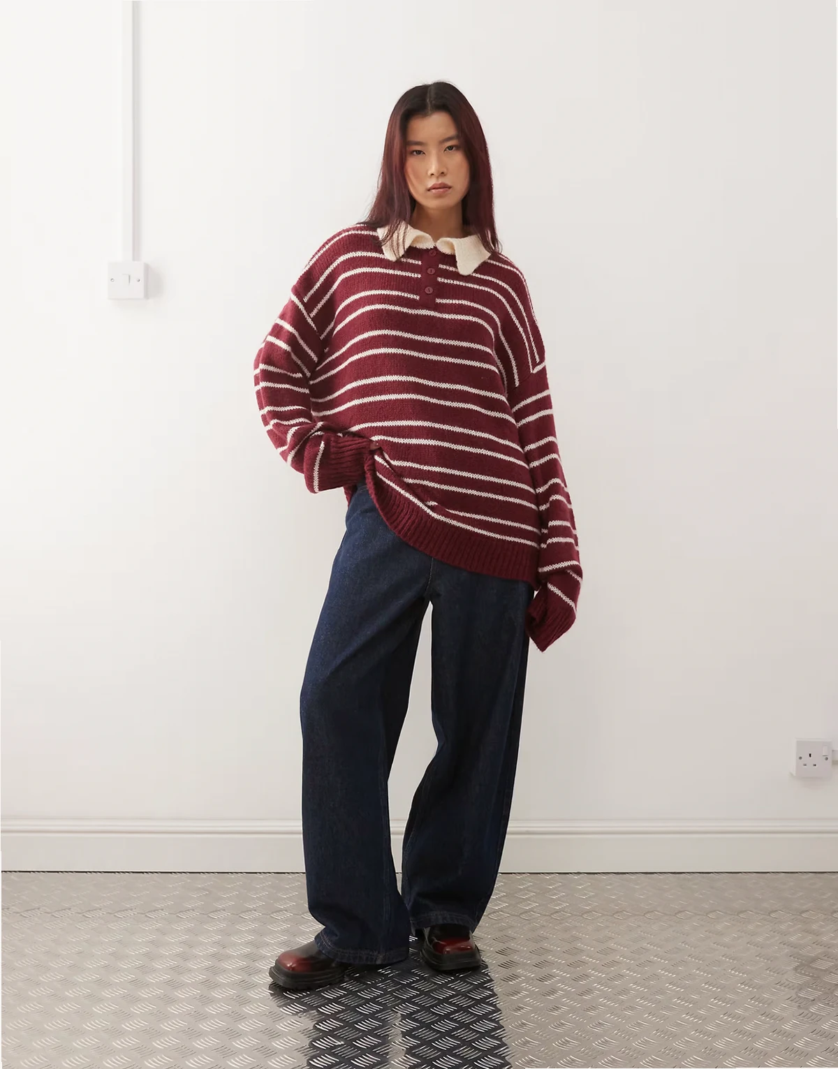 – Rising Sun – Dzianinowy sweter oversize w bordowo-kremowe paski z kontrastowym kołnierzem