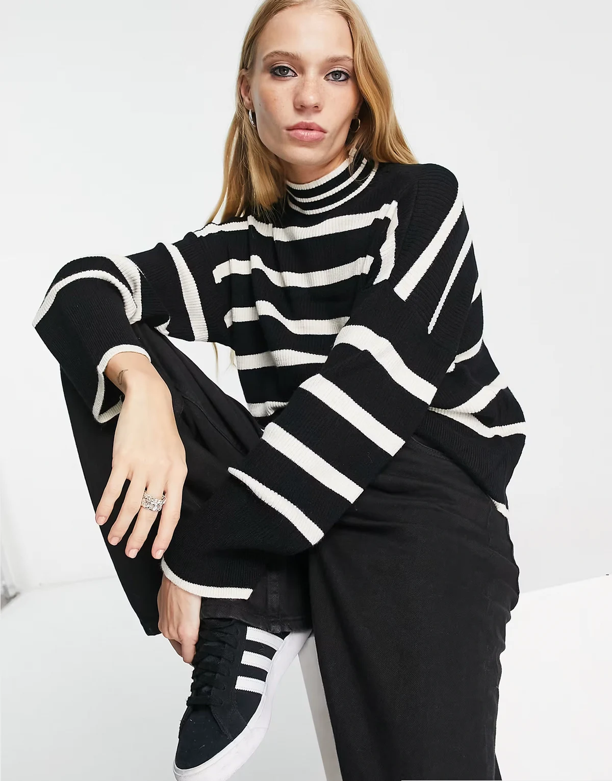 – Hochgeschlossener Pullover in Schwarz und Weiß gestreift