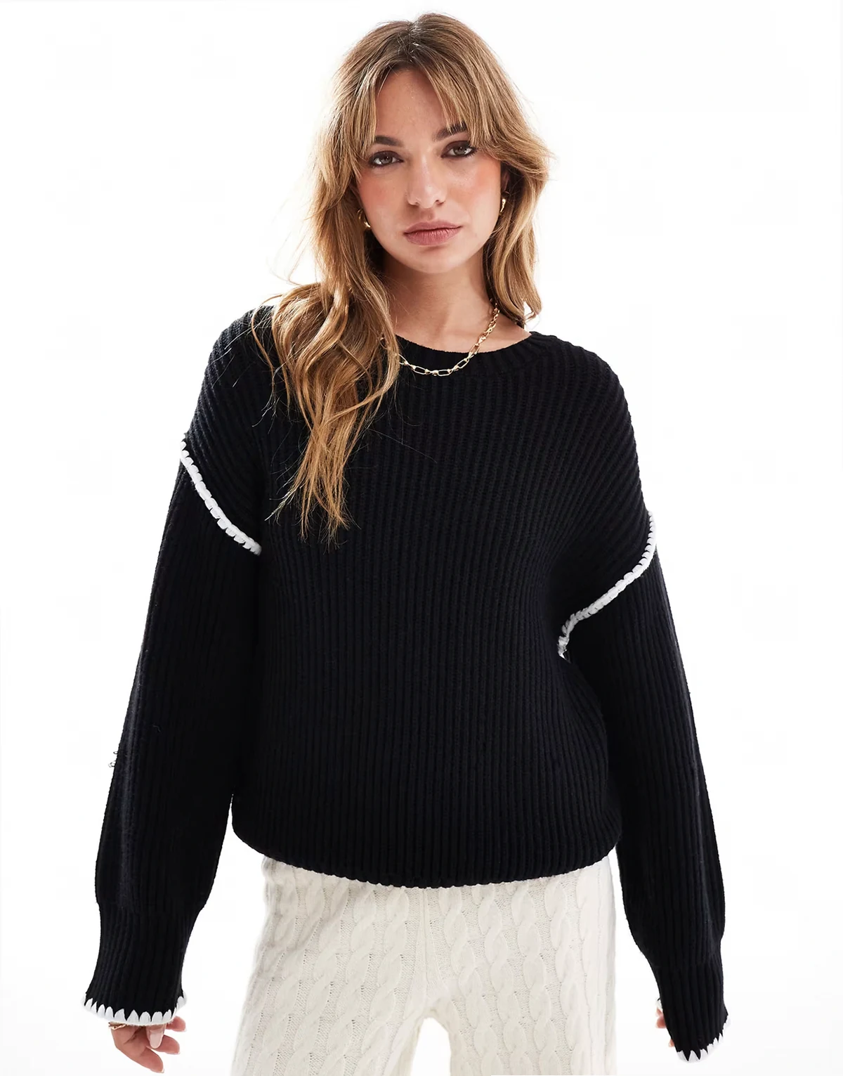 – Strickpullover in Schwarz mit kontrastierender Ziernaht und abfallender Schulterpartie