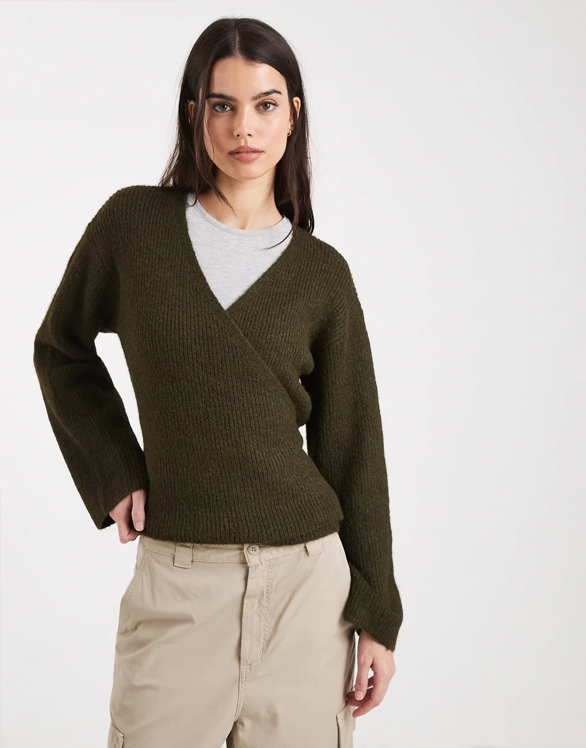 – Gerippte Strickjacke in Olivgrün mit Wickeldesign