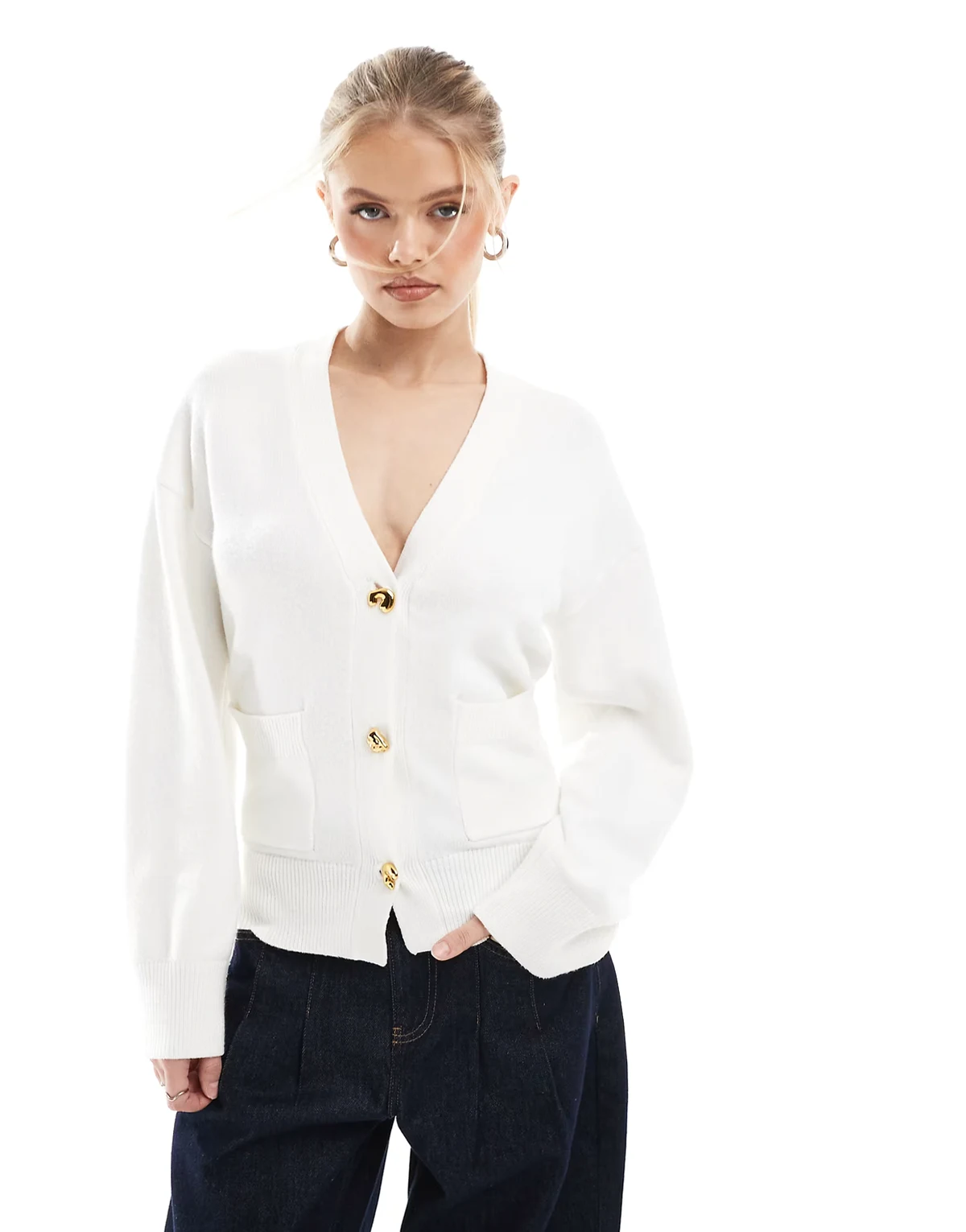 – Strickjacke in Creme mit strukturiertem V-Ausschnitt und goldfarbenem Knopfdetail
