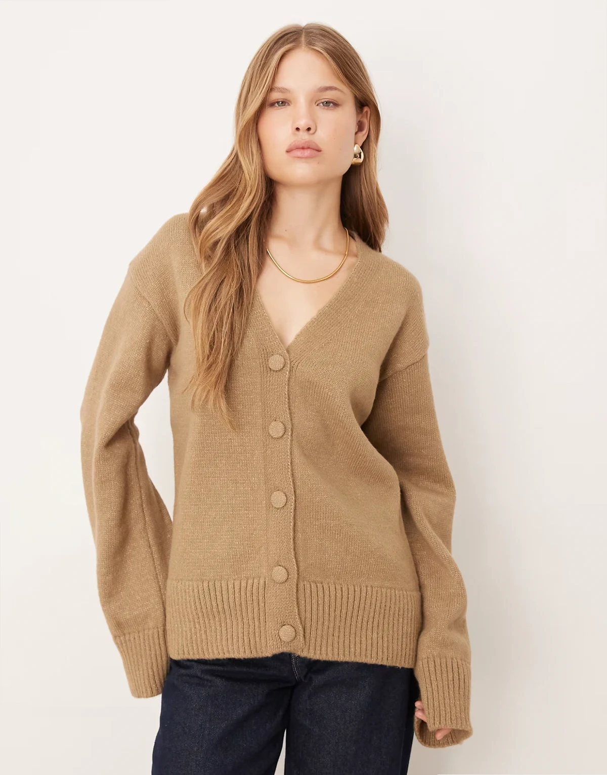 – Dzianinowy kardigan oversize w kolorze mokki