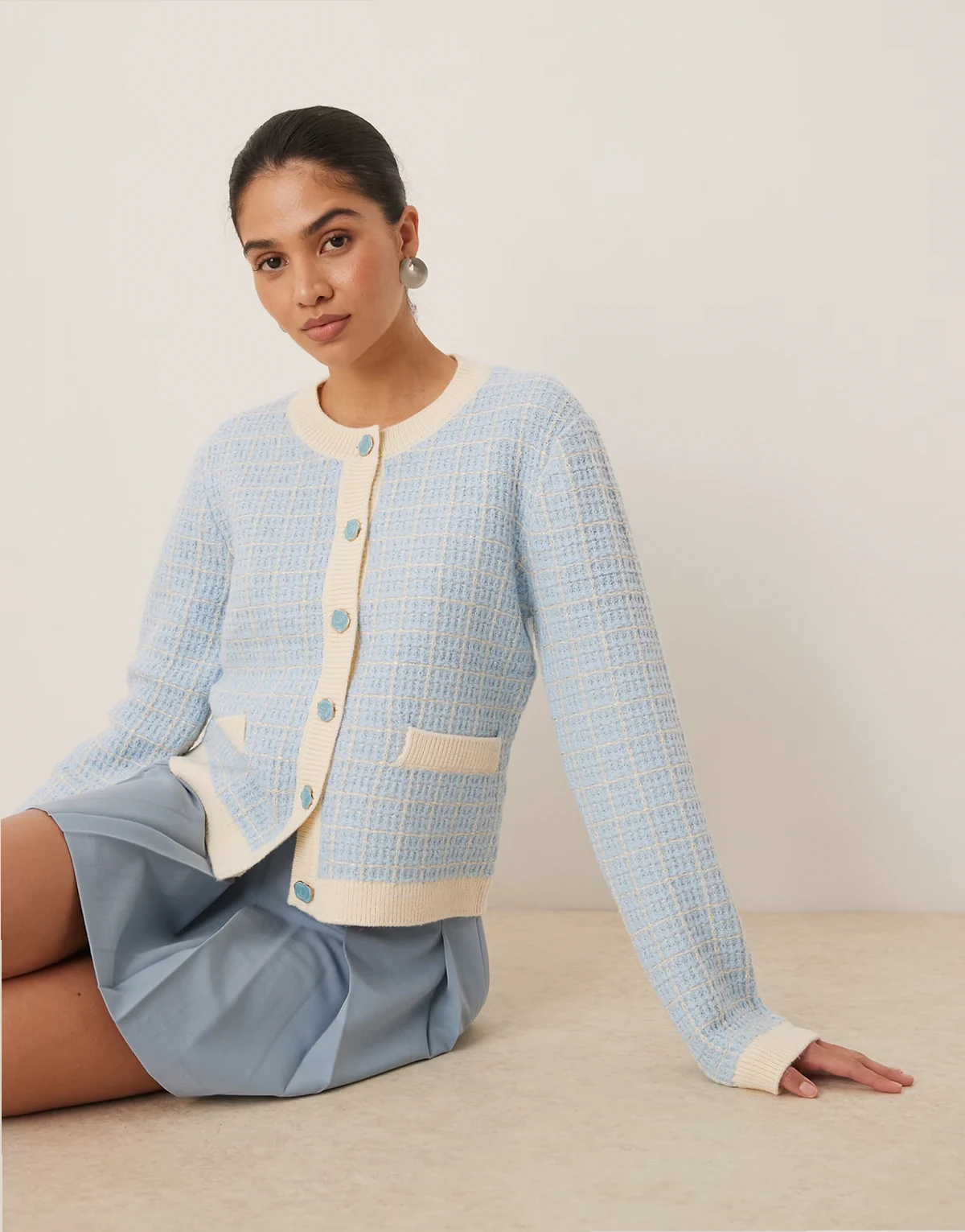 – Karierte Bouclé-Strickjacke in Cremeweiß und Himmelblau