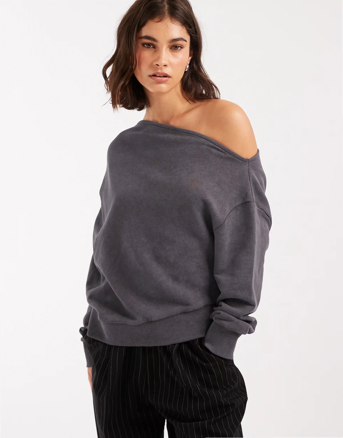 – Plissiertes Off-Shoulder-Sweatshirt in anthrazitgrauer Acid-Waschung