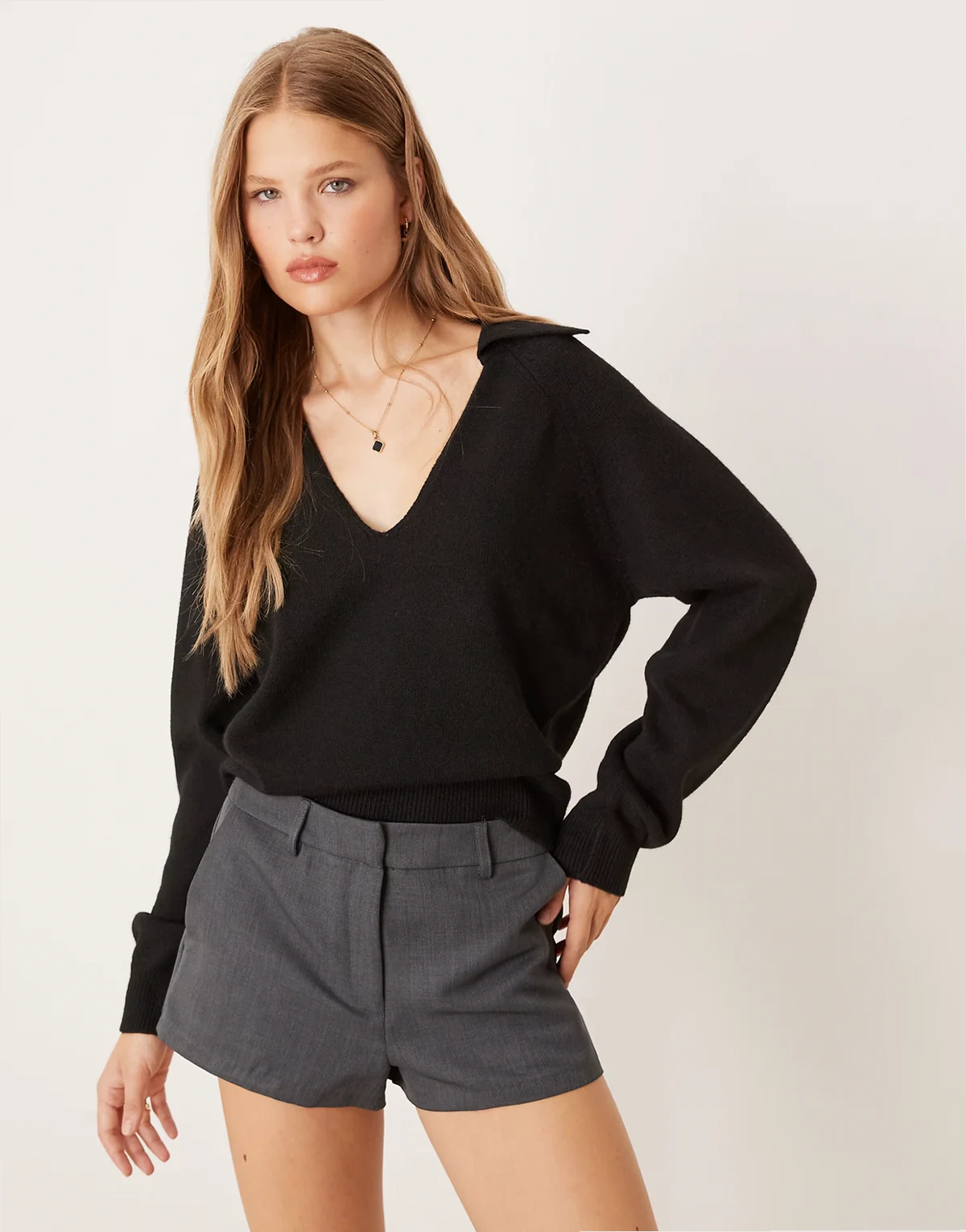 – Langärmliger Strickpullover in Schwarz mit V-Ausschnitt und Kragen