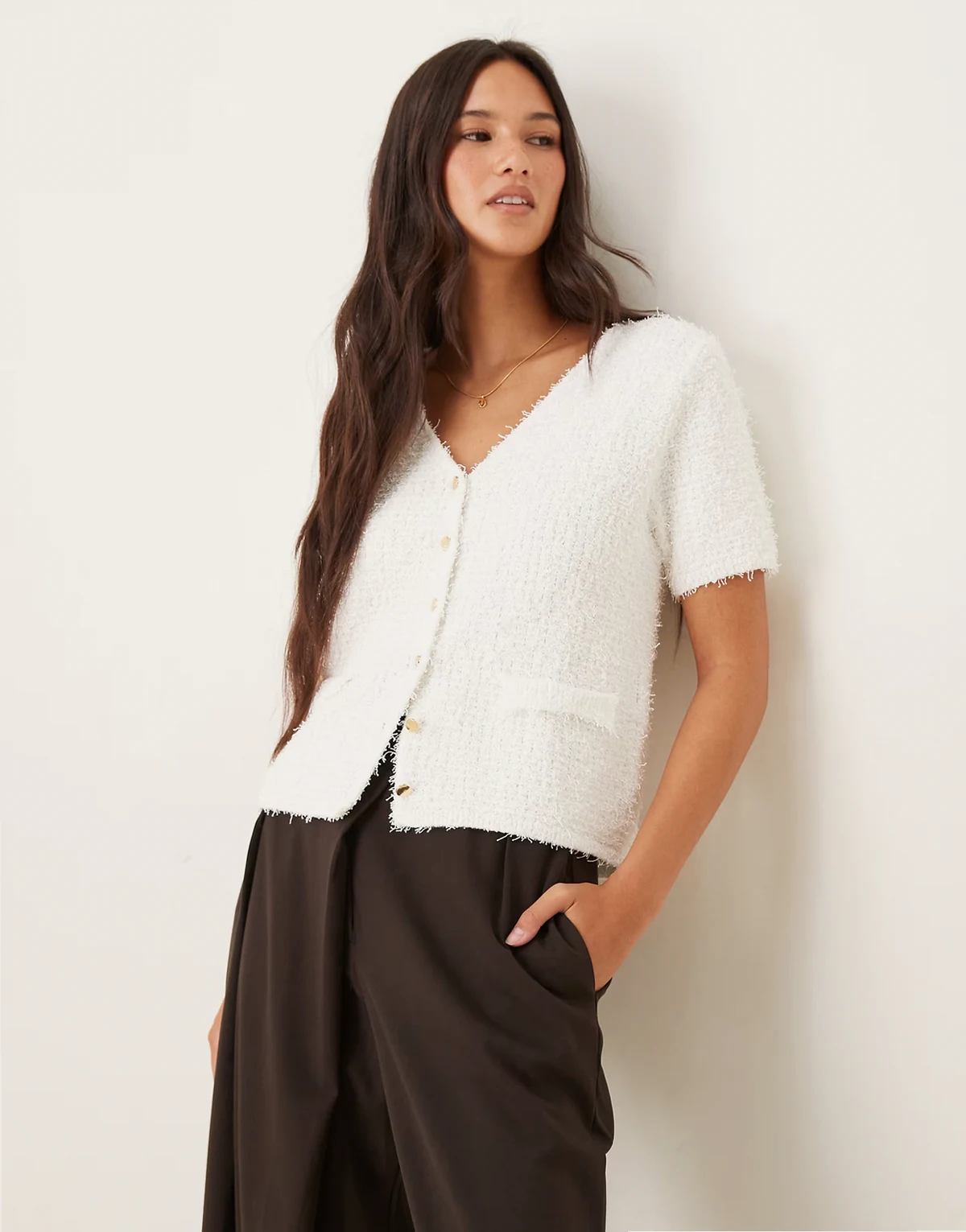 – Flauschige Strickjacke in Weiß mit kurzen Ärmeln