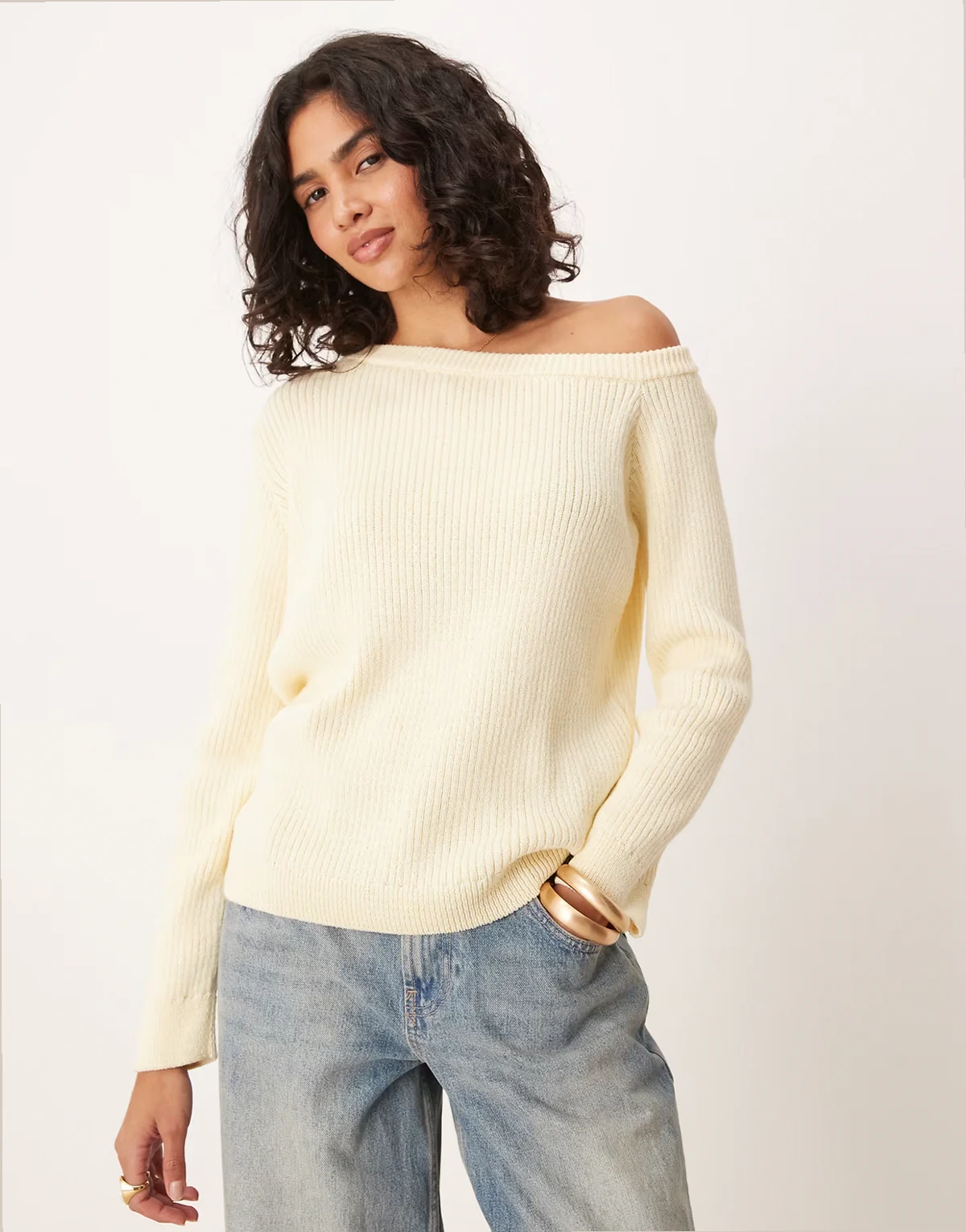 – Sweter oversize na jedno ramię