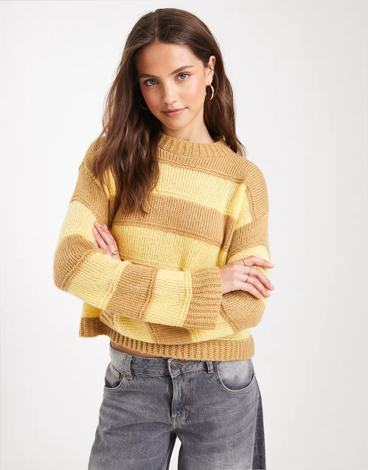 – Żółto-beżowy sweter w paski