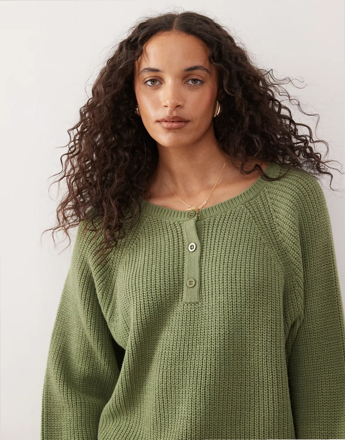 – Gerippter Strickpullover mit Raglanärmeln und Knopfleiste