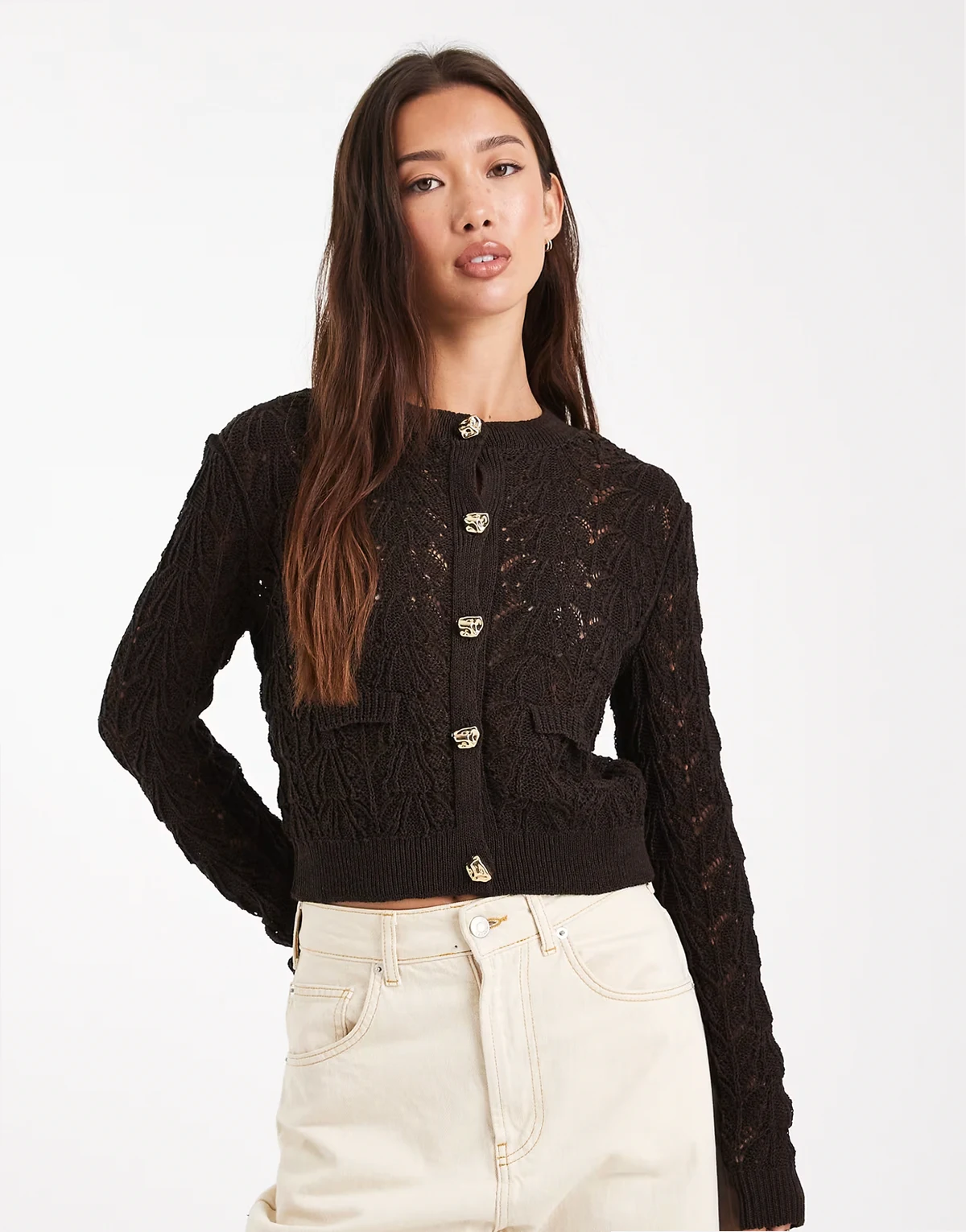 – Strickjacke in Braun mit Knopfdetail und weitmaschigem Design