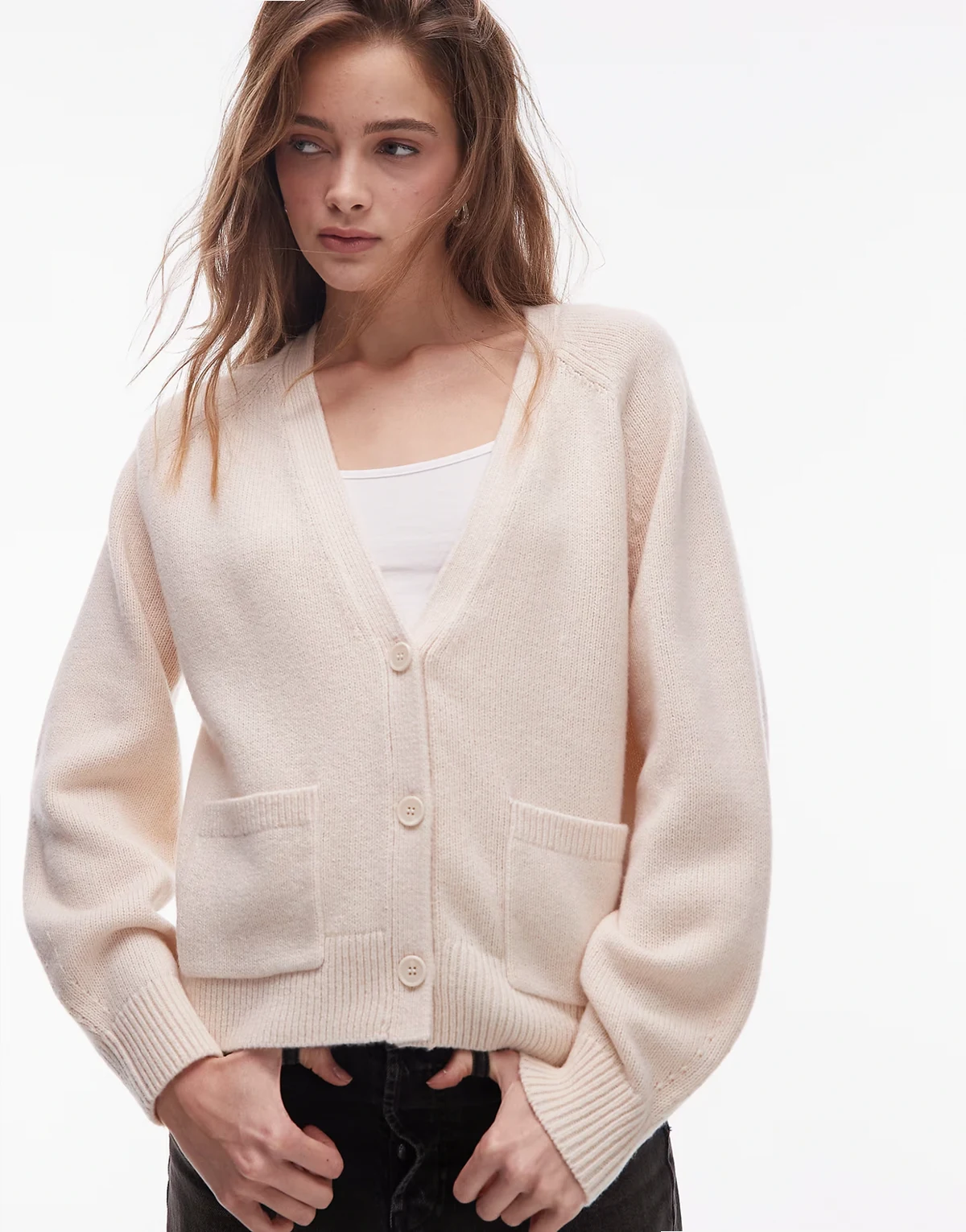 – Strickjacke aus Wollmix in Creme mit aufgesetzten Taschen