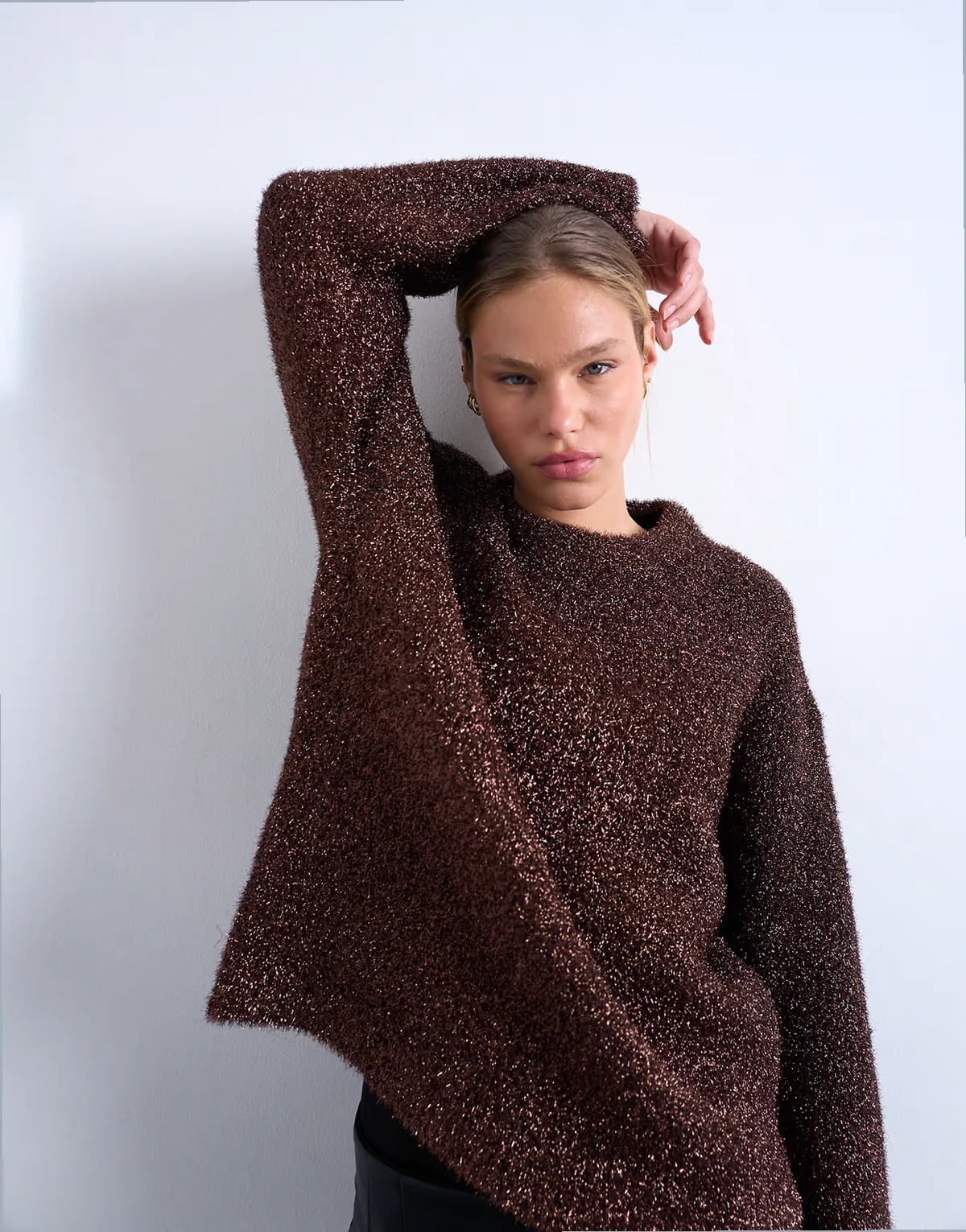 – Brązowy sweter oversize z szerokimi rękawami z dzianiny z błyszczącą nitką