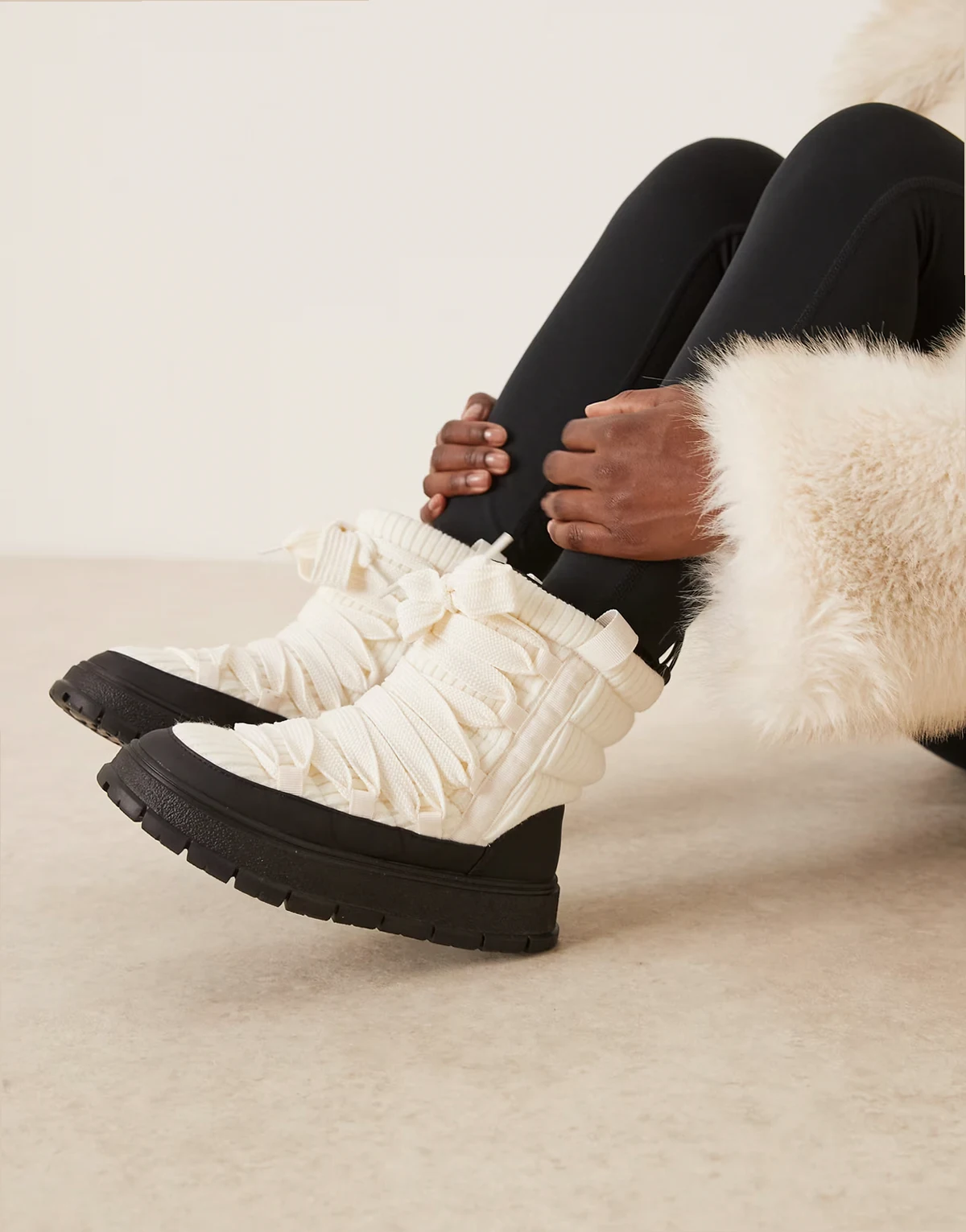 – Arrow – Schneestiefel zum Schnüren, aus Nylon in Creme und Schwarz