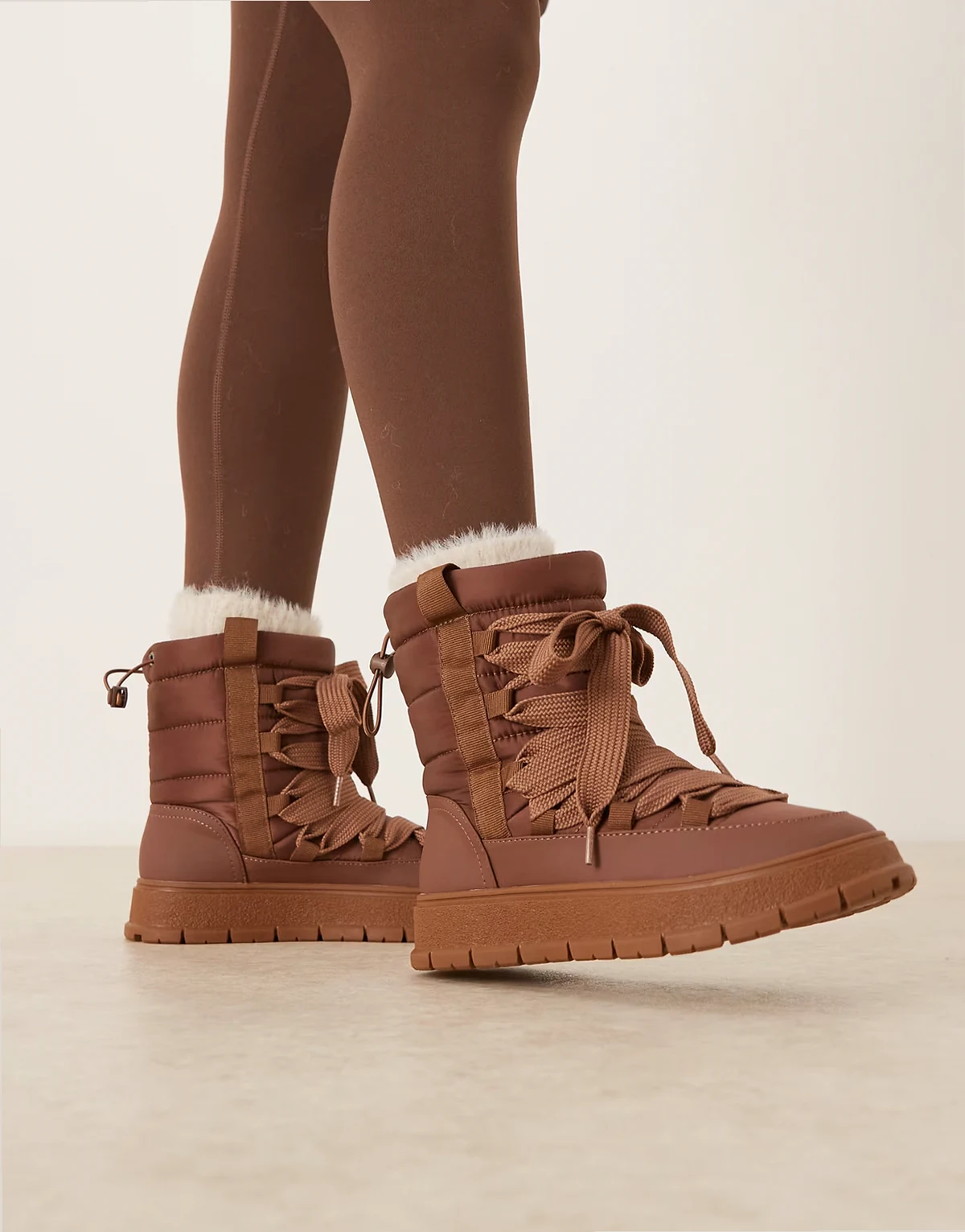– Arrow – Schneestiefel zum Schnüren aus Nylon in Schokobraun
