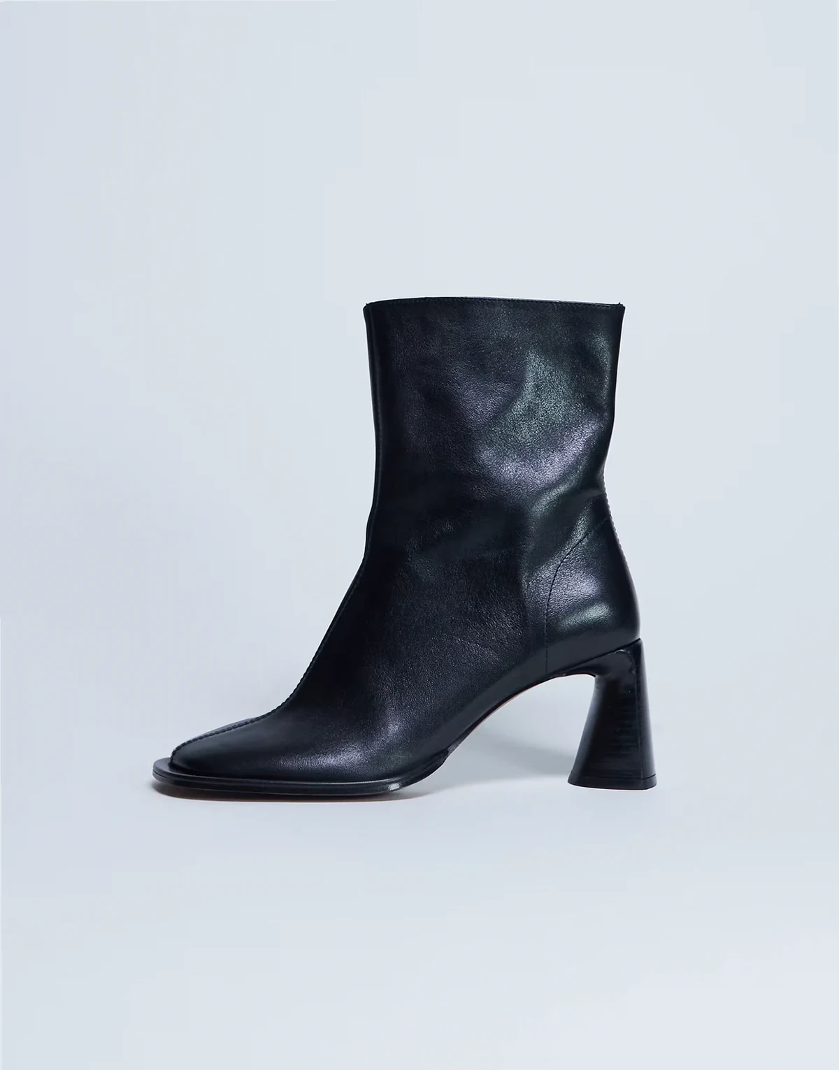 – Star – Hochwertige Lederstiefel in Schwarz mit runder Zehenpartie und Blockabsatz