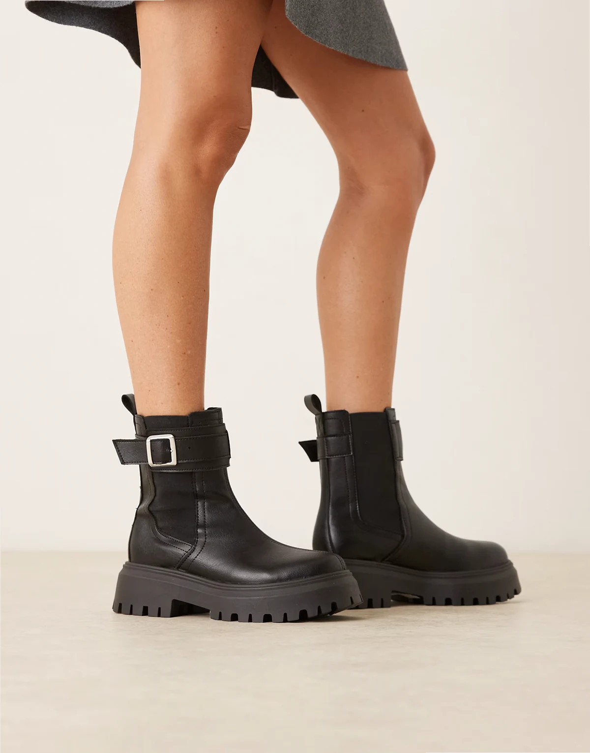– Astrid – Chelsea-Stiefel aus strukturiertem Kunstleder in Schwarz mit Schnalle und dicker Sohle