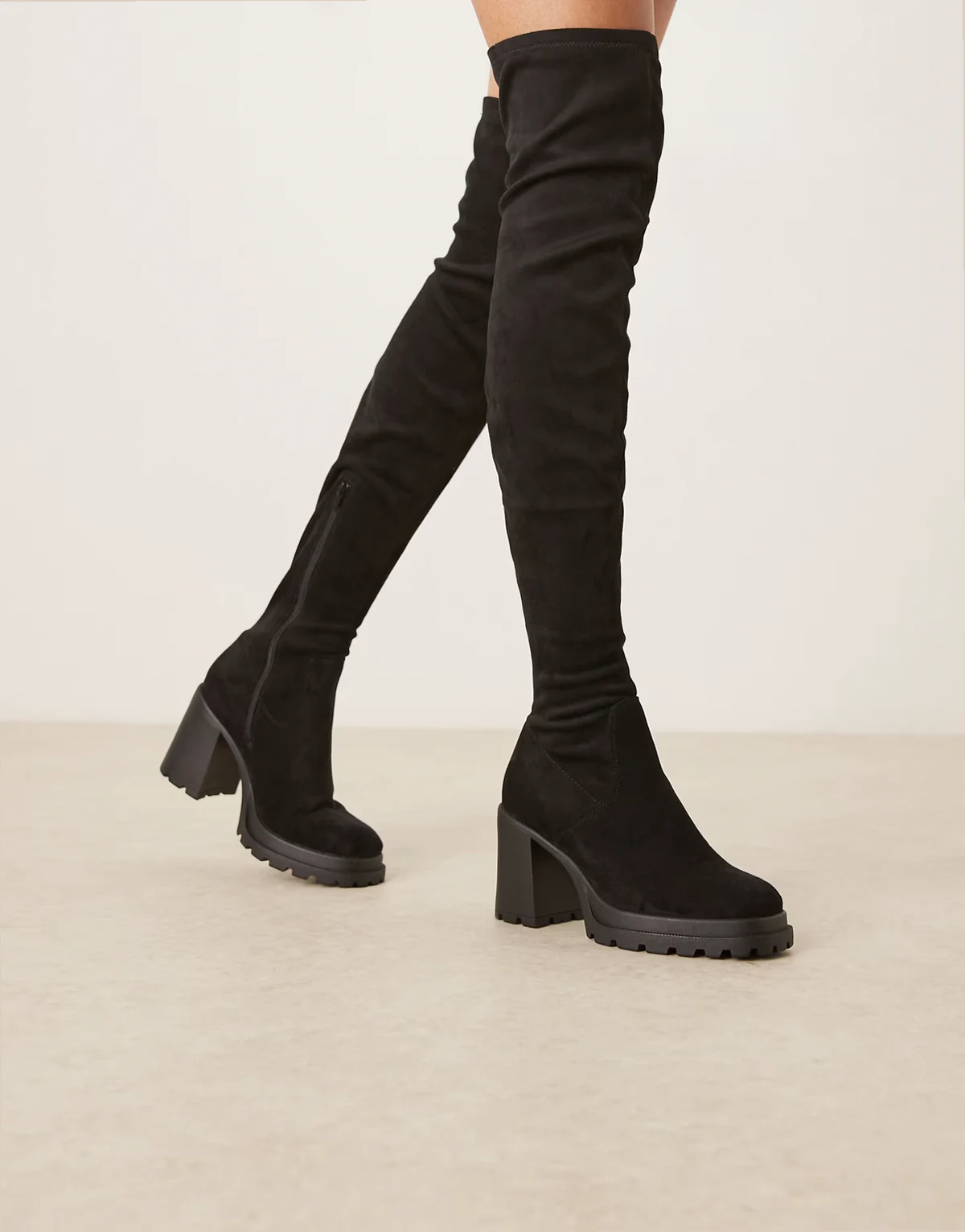 – Kai – Overknee-Stiefel aus schwarzem Wildlederimitat mit Absatz und dicker Sohle