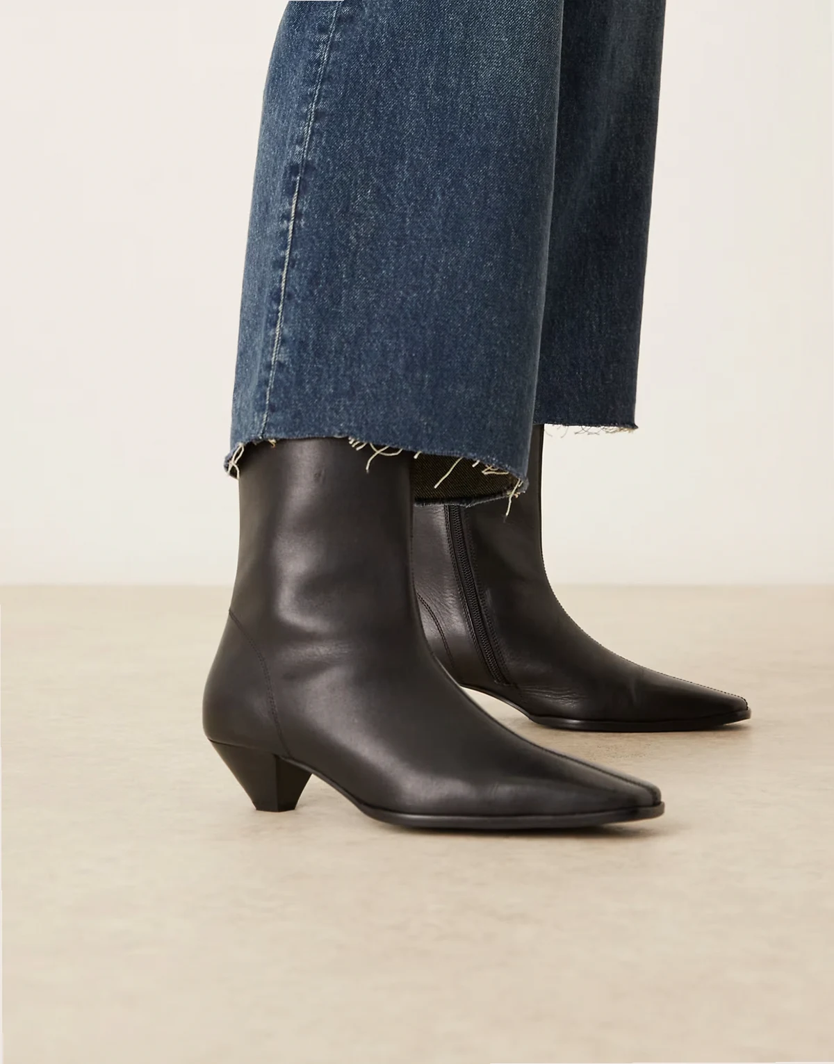 – Rhodes – Ankle-Boots aus schwarzem Leder mit kantiger Zehenpartie und Absatz