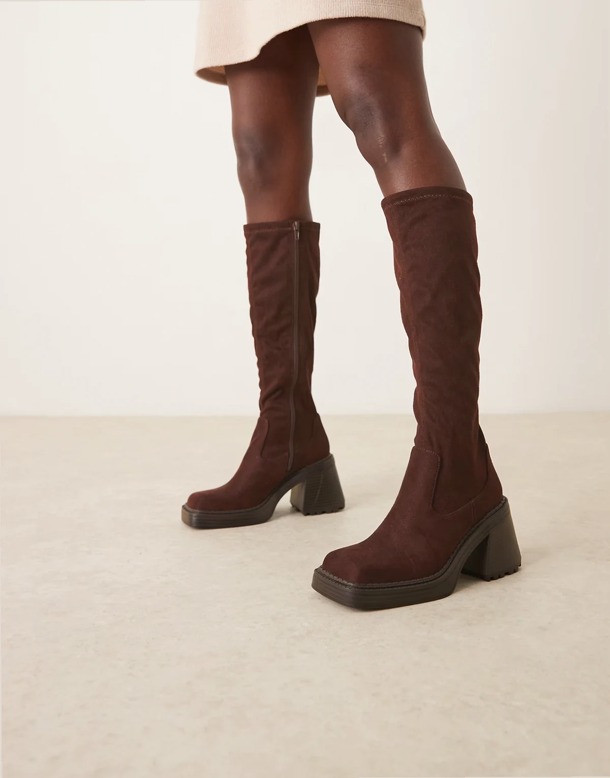 – Charly – Kniehohe Stiefel aus Wildlederimitat in Schokobraun mit Blockabsatz