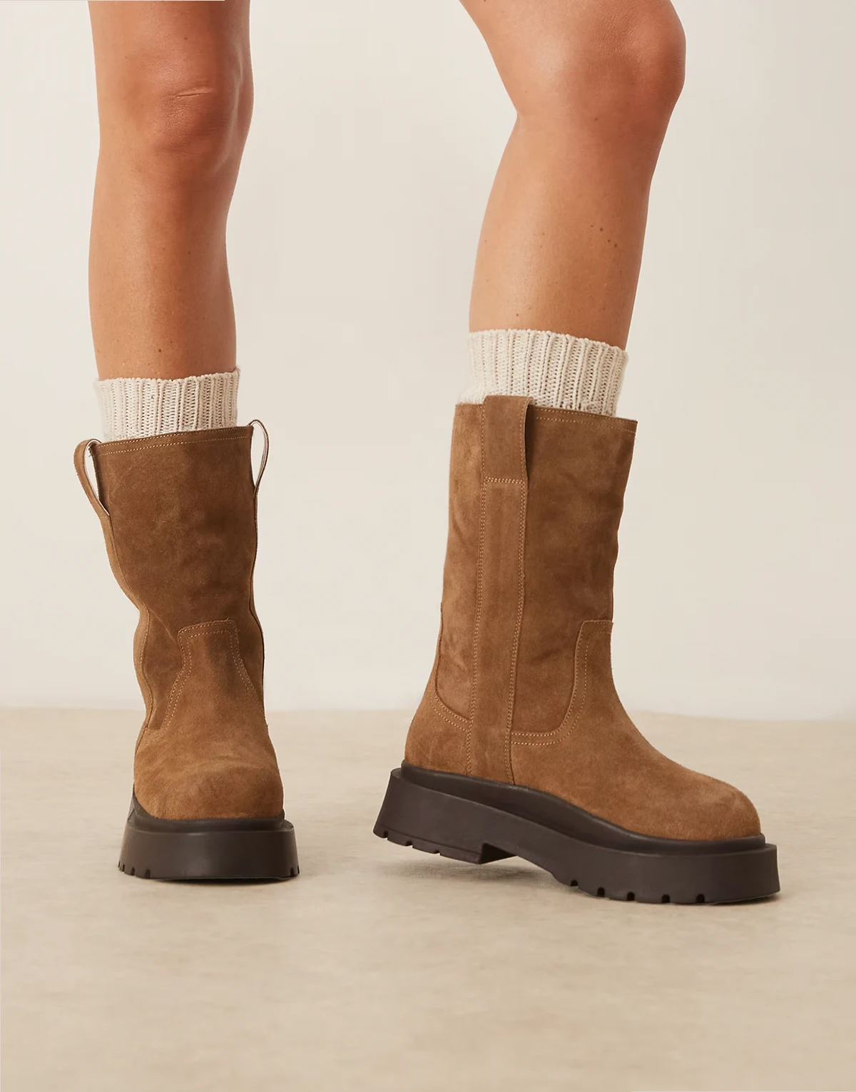 – Coast – Wildleder-Stiefel zum Hineinschlüpfen in Hellbraun mit Lammfellfutter und dicker Sohle