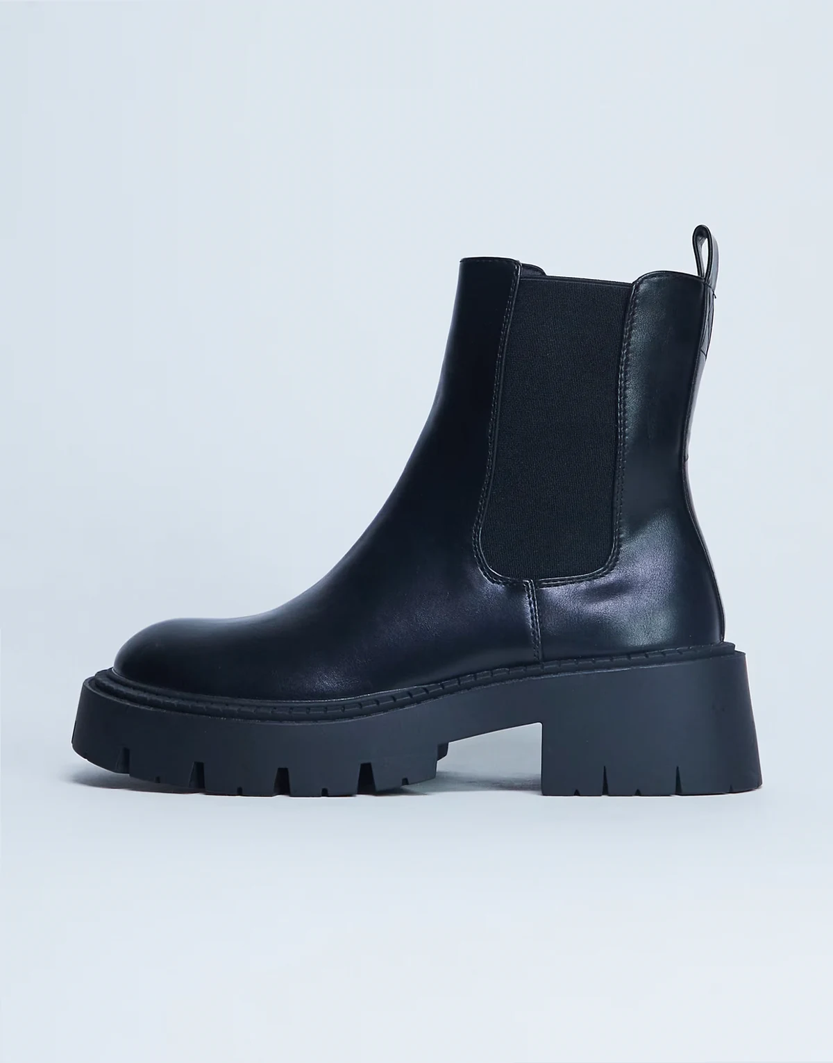 – Layla – Chelsea-Stiefel in Schwarz mit dicker Sohle