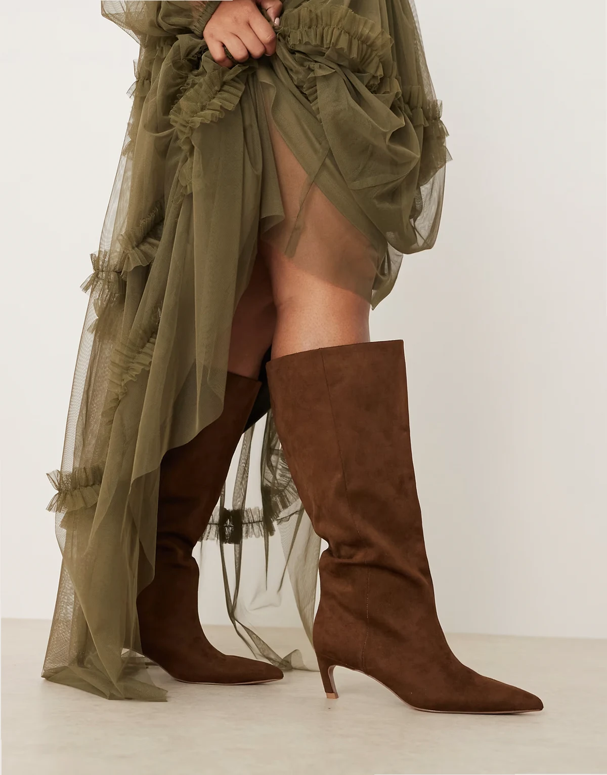 Curve – Carmel – Kniehohe Wildlederimitat-Stiefel zum Hineinschlüpfen in Schokobraun mit Kitten-Heel
