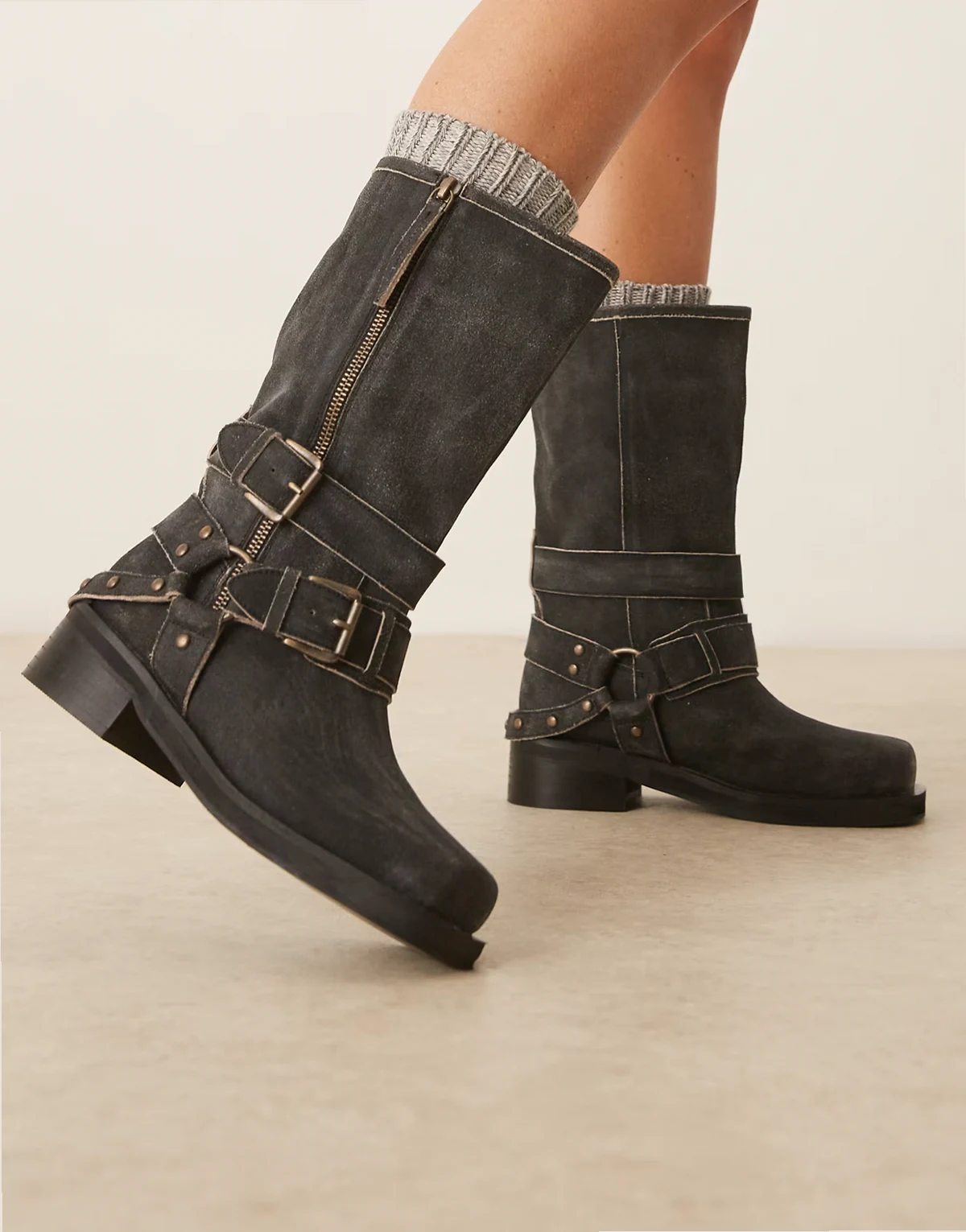 – Casey – Kniehohe Motorradstiefel aus Wildleder in Antik-Schwarz mit Metallbesatz