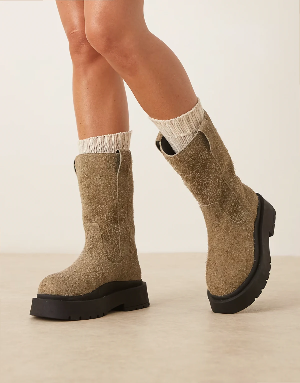 – Coast – Stiefel zum Reinschlüpfen aus angerautem Wildleder in Oliv mit dicker Sohle