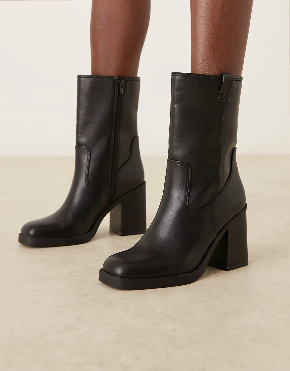 – Ruby – Ankle Boots zum Hineinschlüpfen in Schwarz mit Blockabsatz