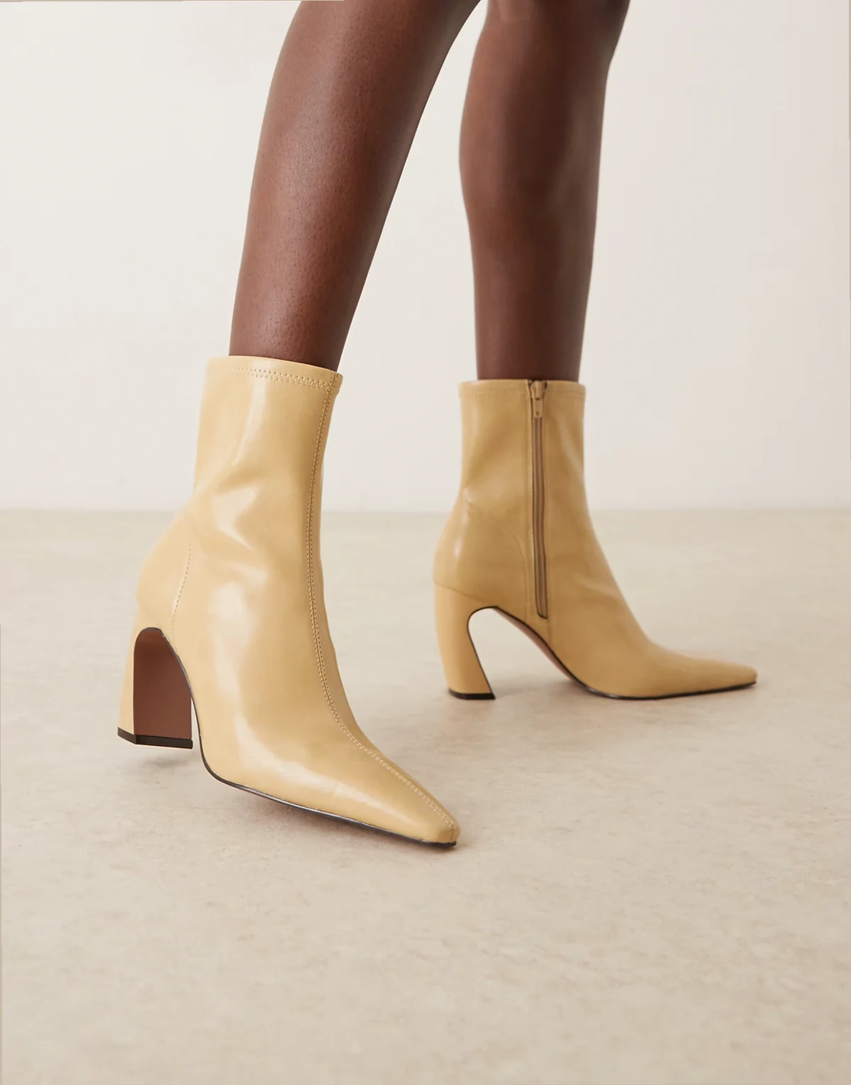 – Esme – Stiefeletten in Buttermilchgelb mit Bananen-Absatz